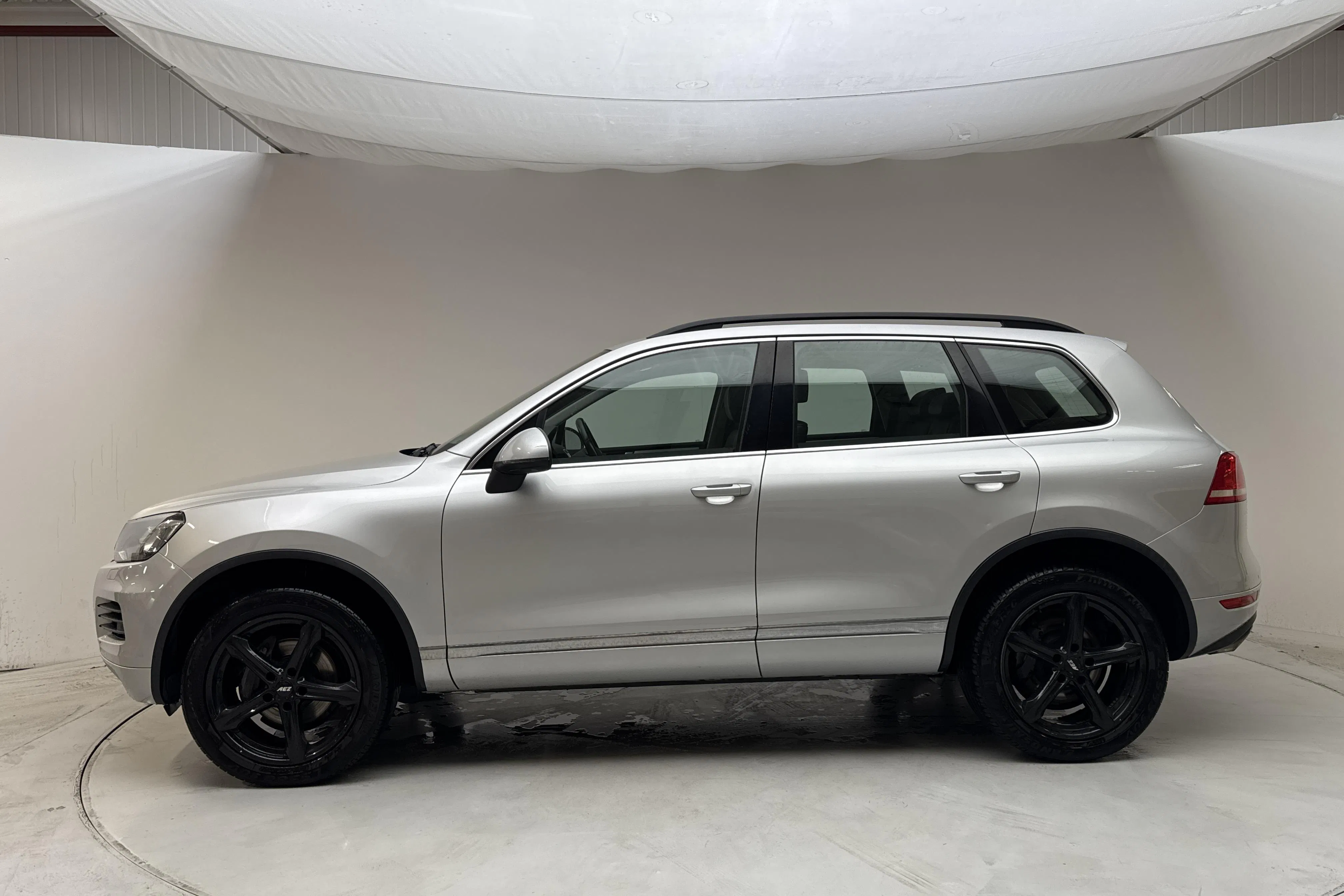 Presentationsfoto 2 av 14: VW Touareg V6 TDI BlueMotion Technology (204hk) - 17 247 mil - Automat - silver - 2014