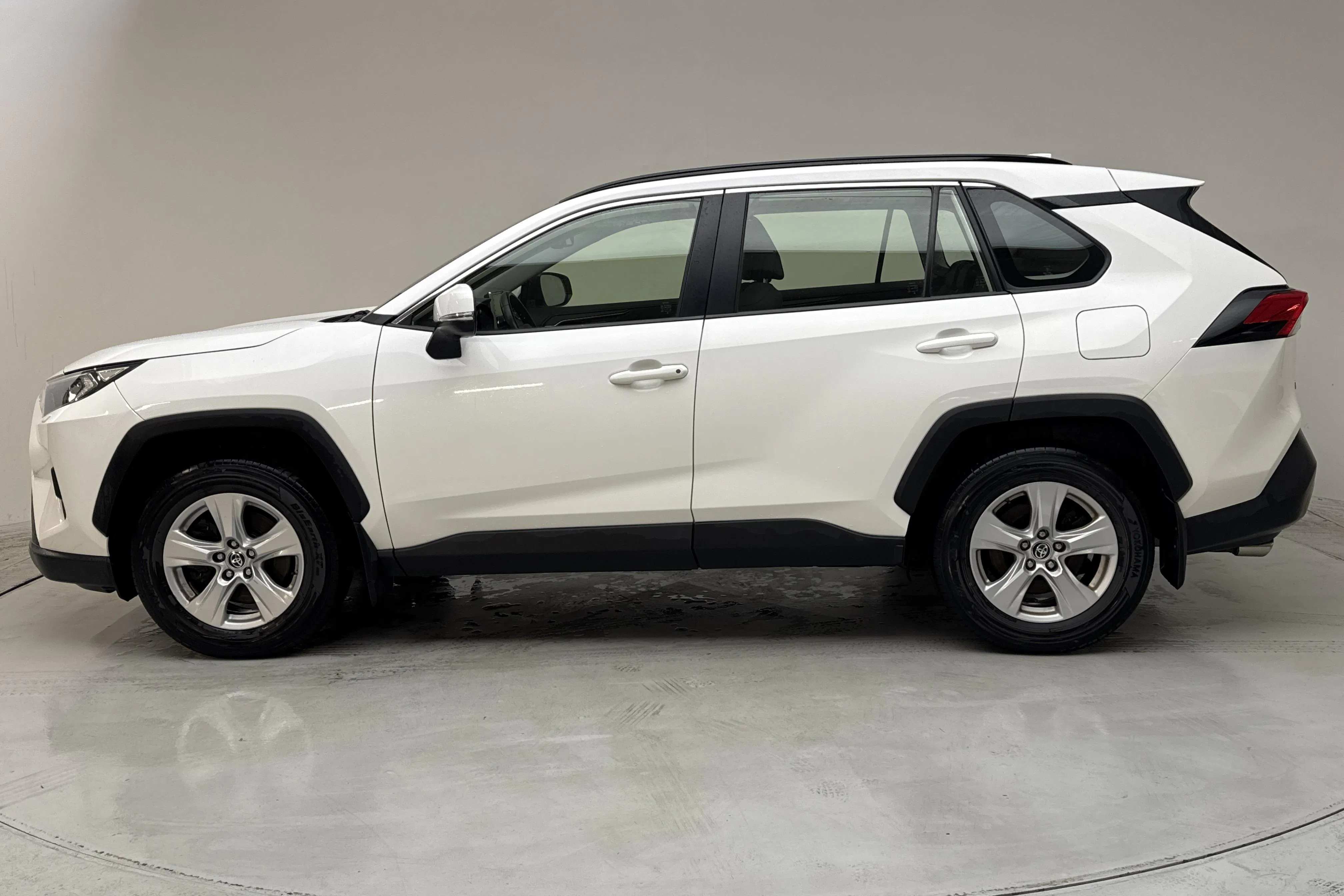 Presentation photo 2 of 12: Toyota RAV4 2.5 HSD AWD (222hk) - 184 900 km - Automatic - white - 2022