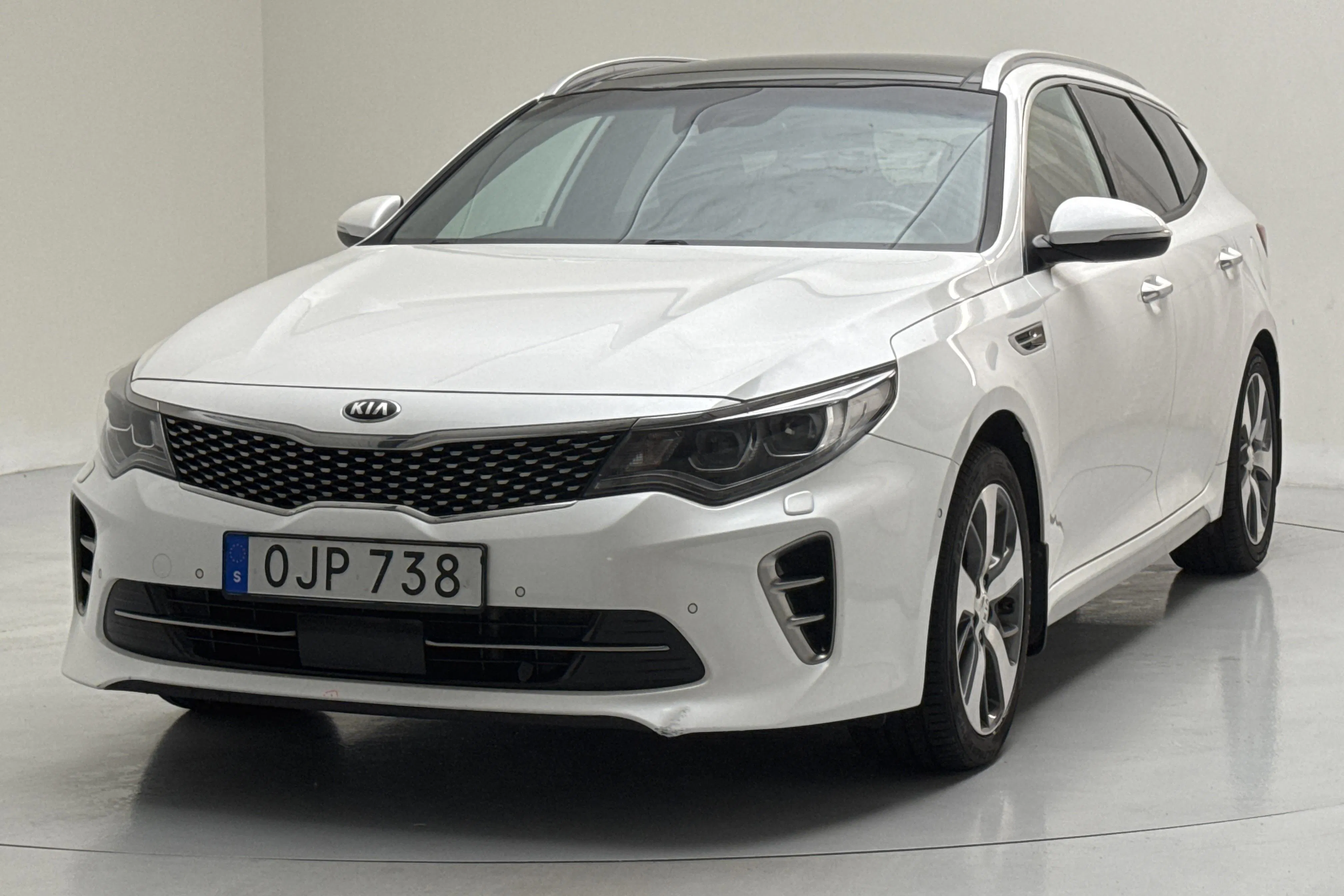 Presentation photo 1 of 17: KIA Optima 1.7 CRDi SW (141hk) - 219 130 km - Automatic - white - 2017