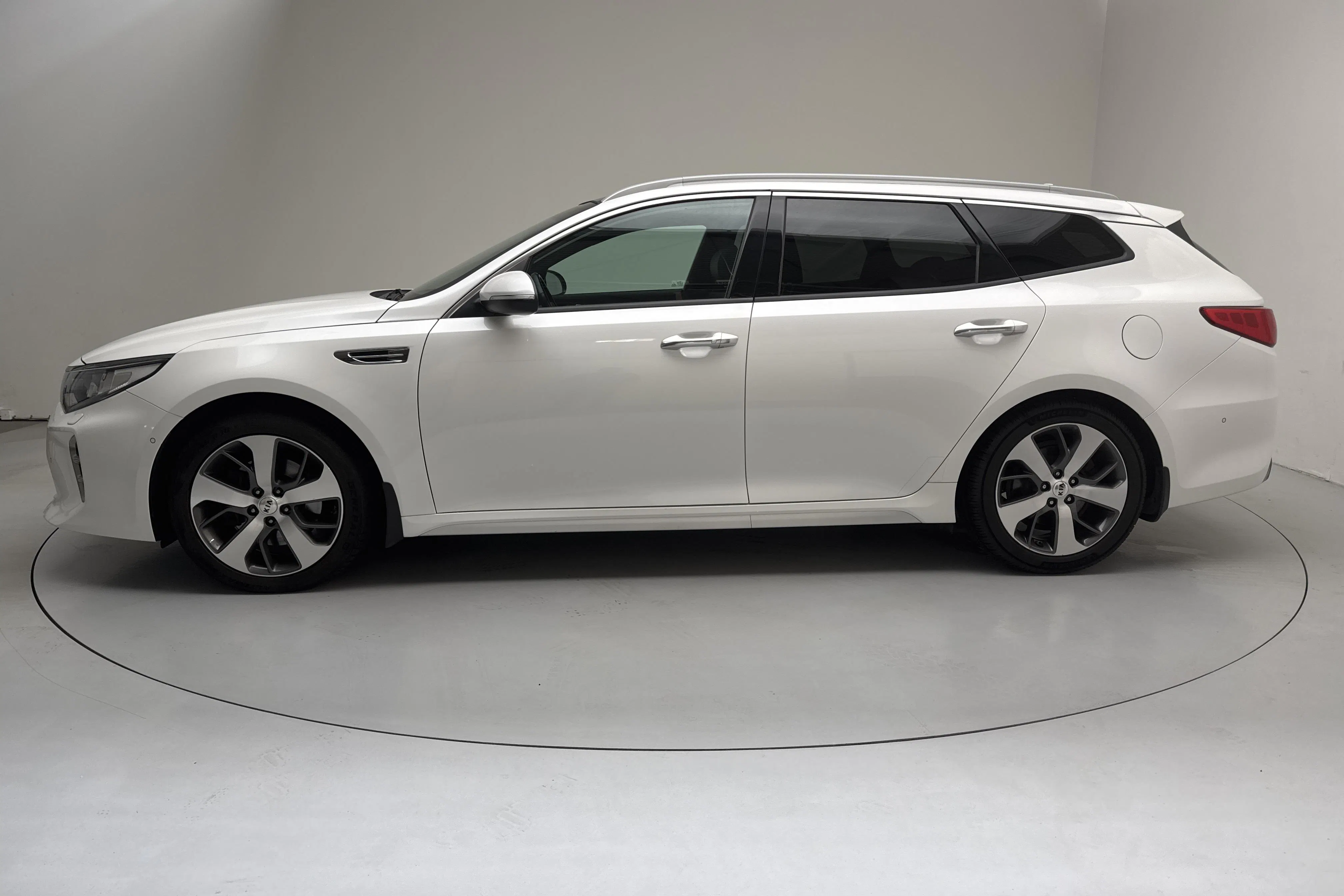 Presentation photo 2 of 17: KIA Optima 1.7 CRDi SW (141hk) - 219 130 km - Automatic - white - 2017