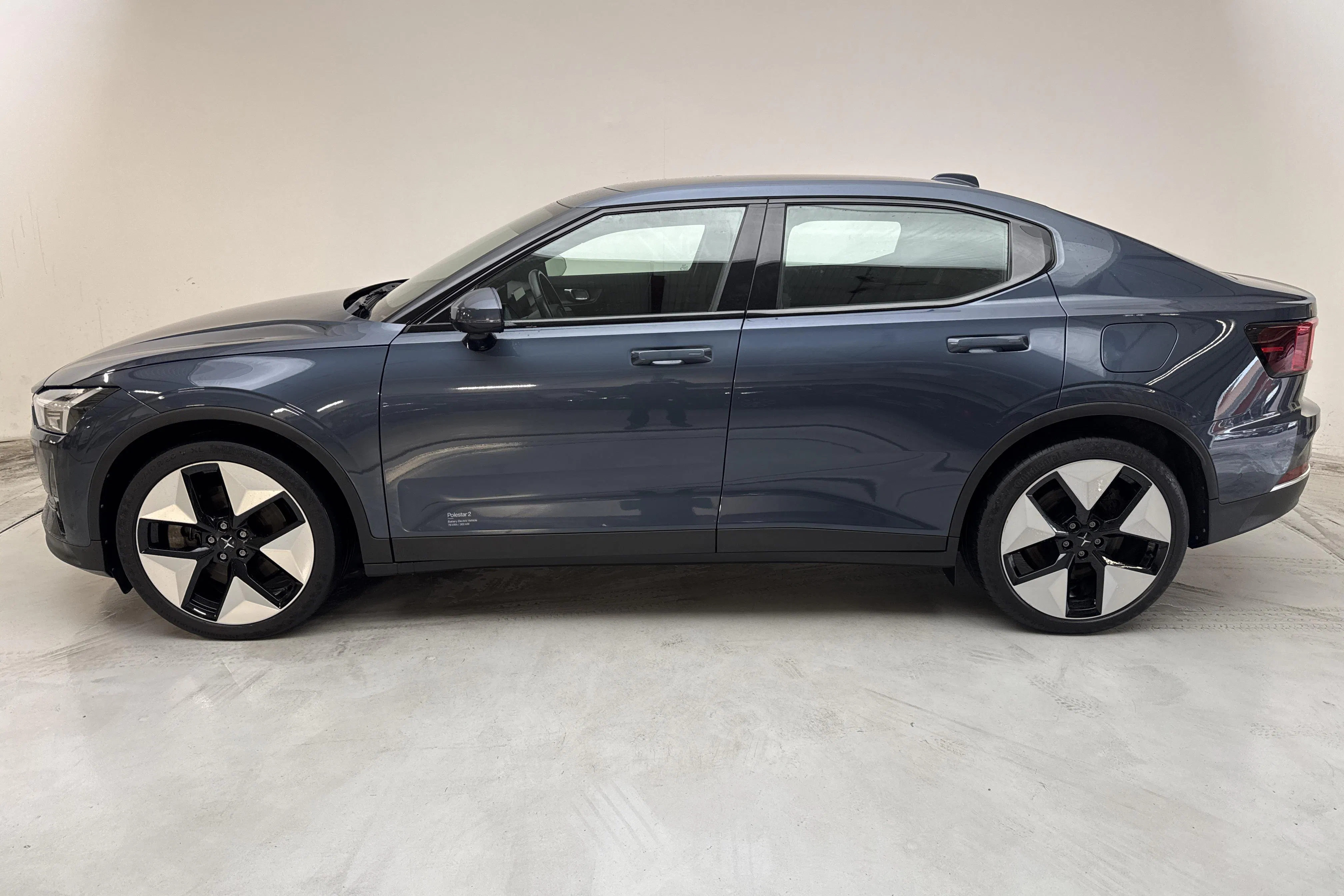 Presentationsfoto 2 av 17: Polestar 2 Long range Dual motor (408hk) - 10 415 mil - Automat - Mörkblå - 2021