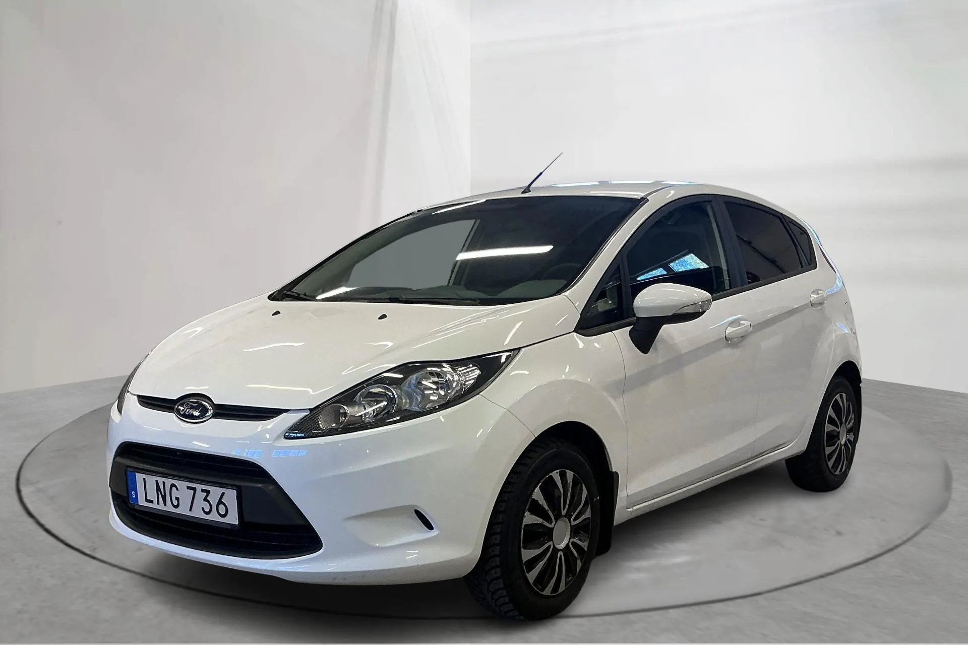 Presentationsfoto 1 av 11: Ford Fiesta 1.25 5dr (82hk) - 16 622 mil - Manuell - vit - 2010
