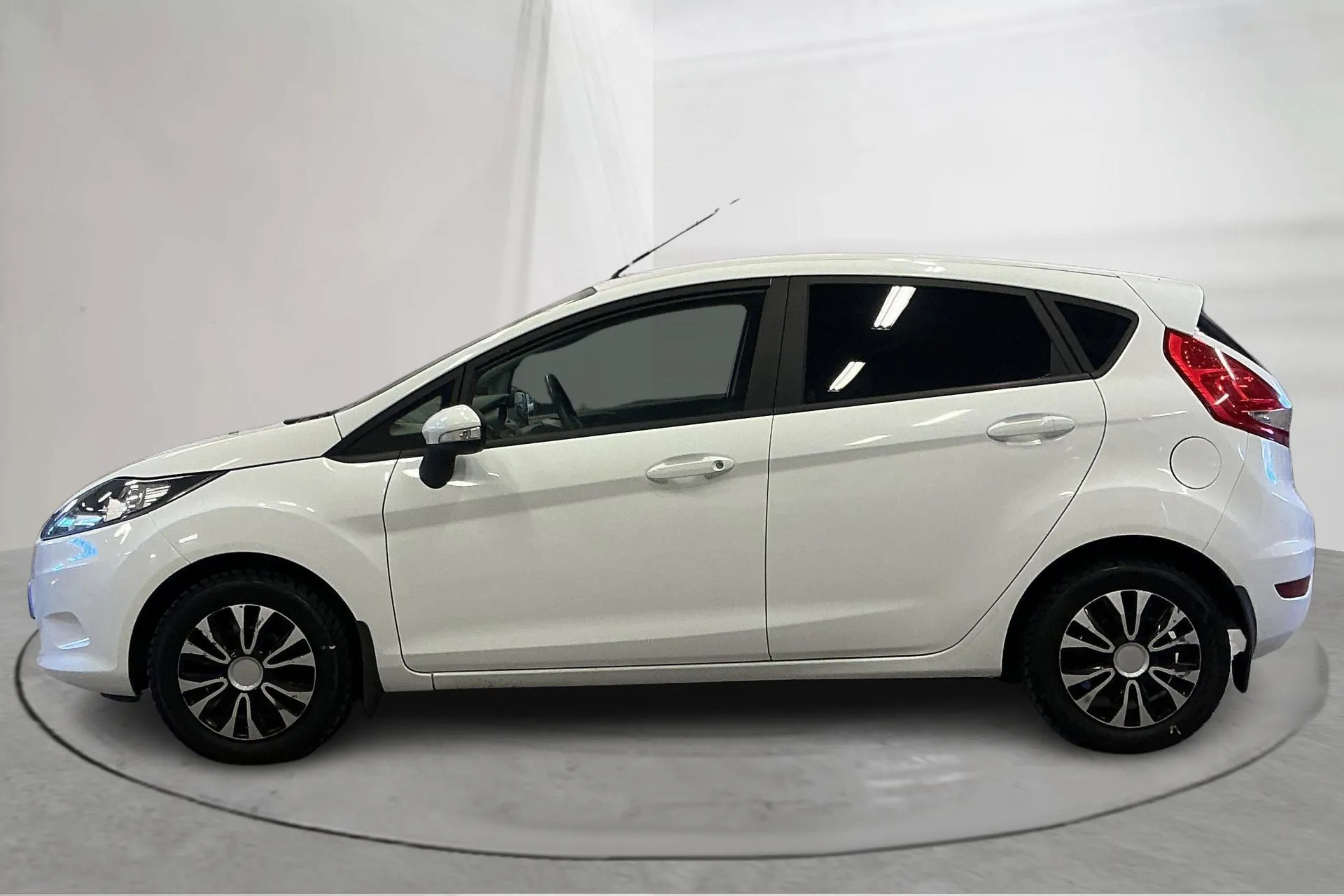 Presentationsfoto 2 av 11: Ford Fiesta 1.25 5dr (82hk) - 16 622 mil - Manuell - vit - 2010
