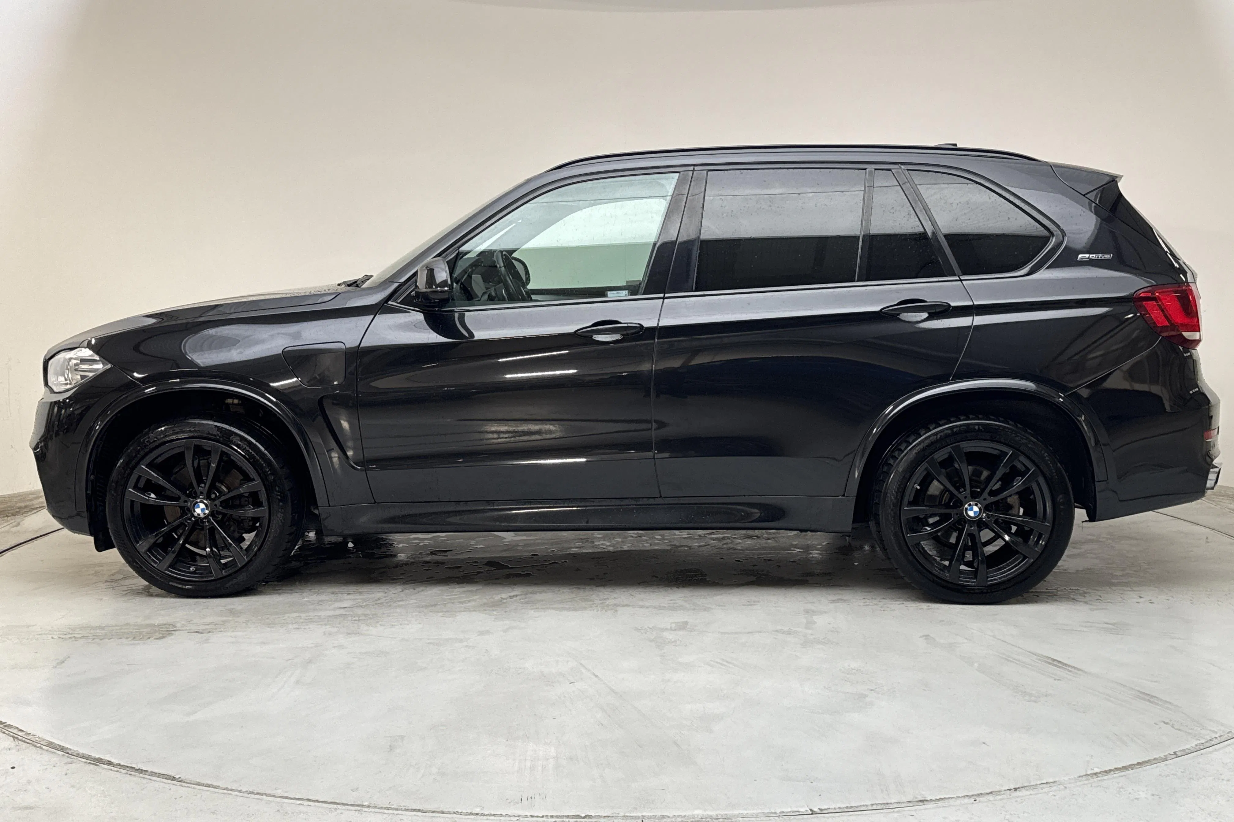 Presentationsfoto 2 av 17: BMW X5 xDrive40e, F15 (313hk) - 17 713 mil - Automat - svart - 2017