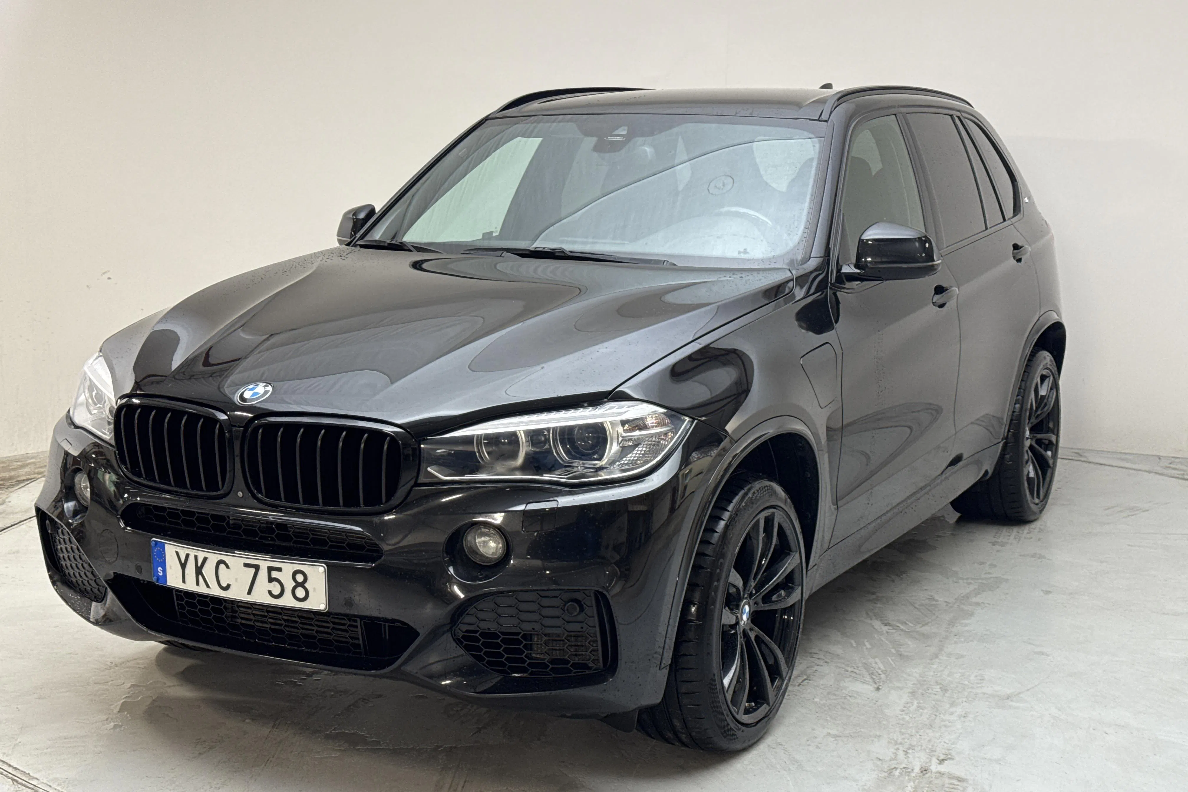Presentationsfoto 1 av 17: BMW X5 xDrive40e, F15 (313hk) - 17 713 mil - Automat - svart - 2017