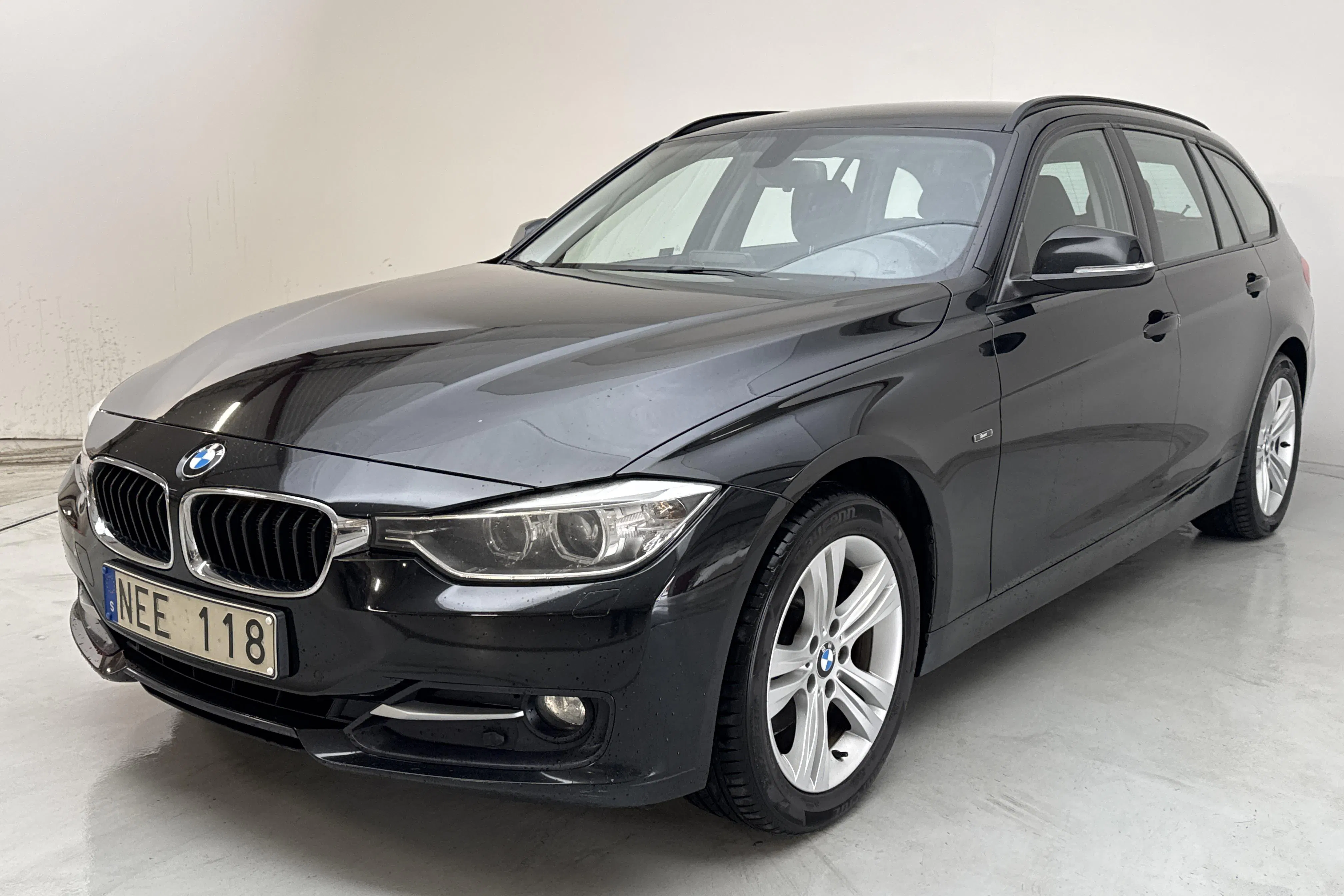 Presentationsfoto 1 av 12: BMW 320d xDrive Touring, F31 (184hk) - 22 643 mil - Automat - svart - 2013