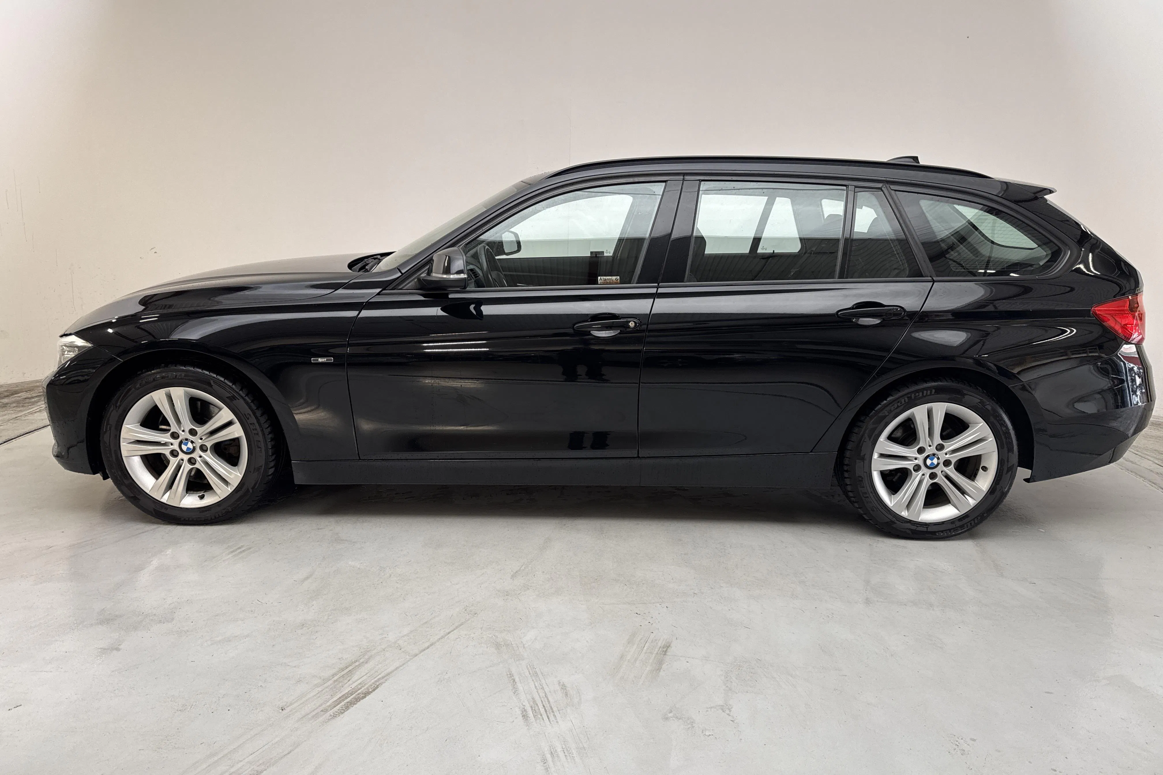 Presentationsfoto 2 av 12: BMW 320d xDrive Touring, F31 (184hk) - 22 643 mil - Automat - svart - 2013