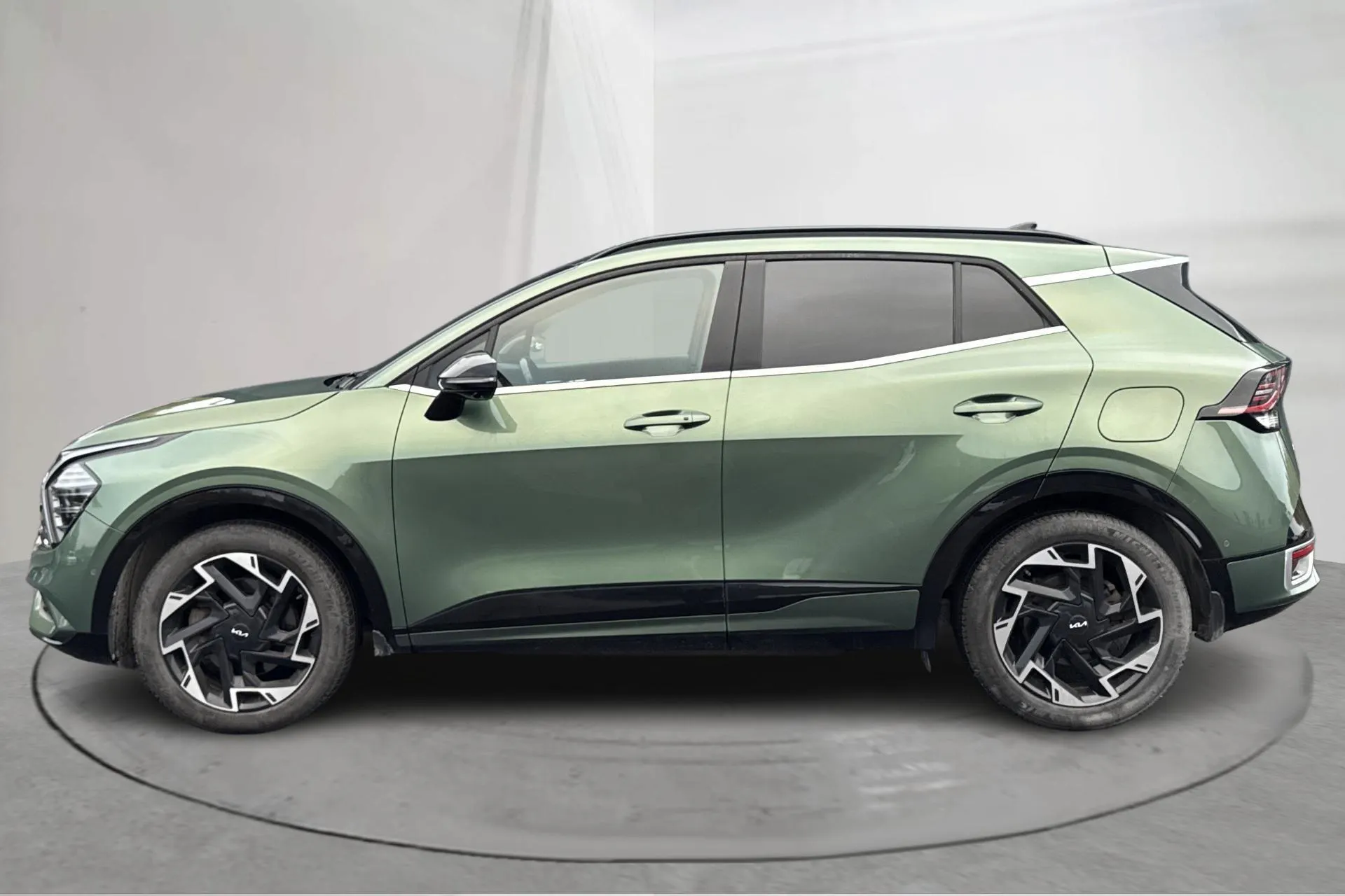 Presentationsfoto 2 av 19: KIA Sportage PHEV AWD (265hk) - 6 675 mil - Automat - grön - 2022