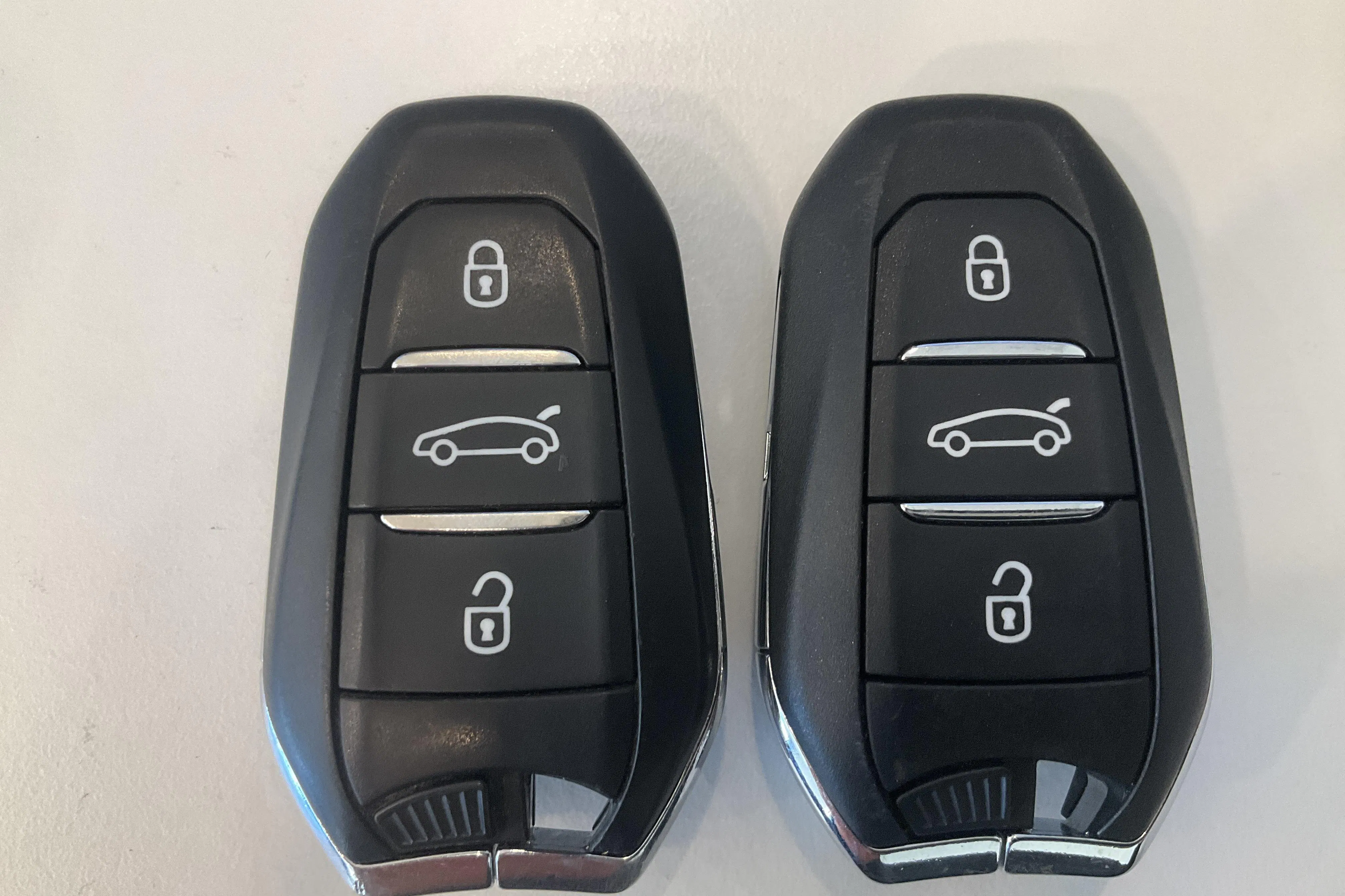 Presentationsfoto 19 av 19: Peugeot 3008 1.6 Plug-in Hybrid 4 (300hk) - 10 806 mil - Automat - vit - 2020