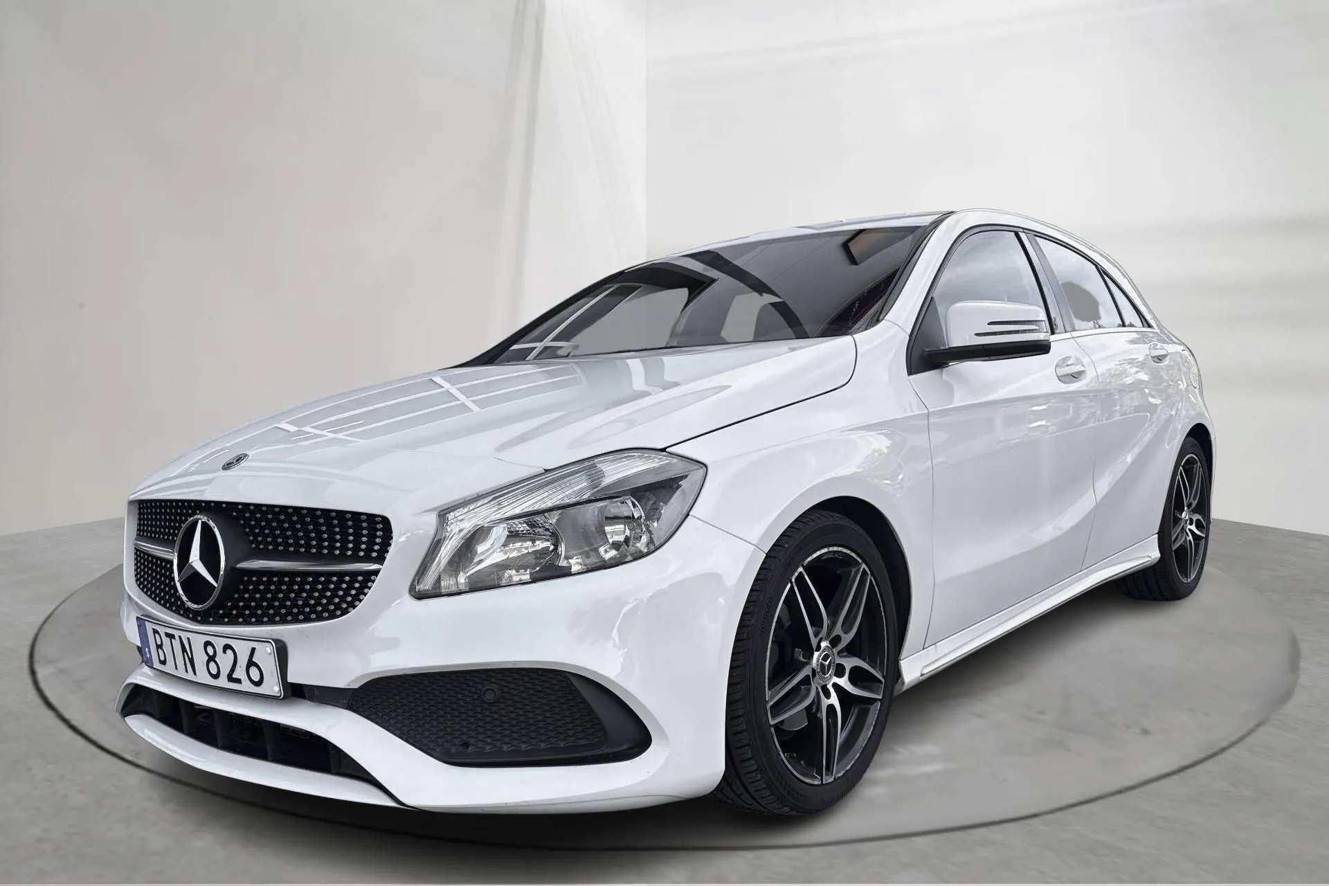 Presentationsfoto 1 av 15: Mercedes A 180 5dr W176 (122hk) - 10 265 mil - Manuell - vit - 2018