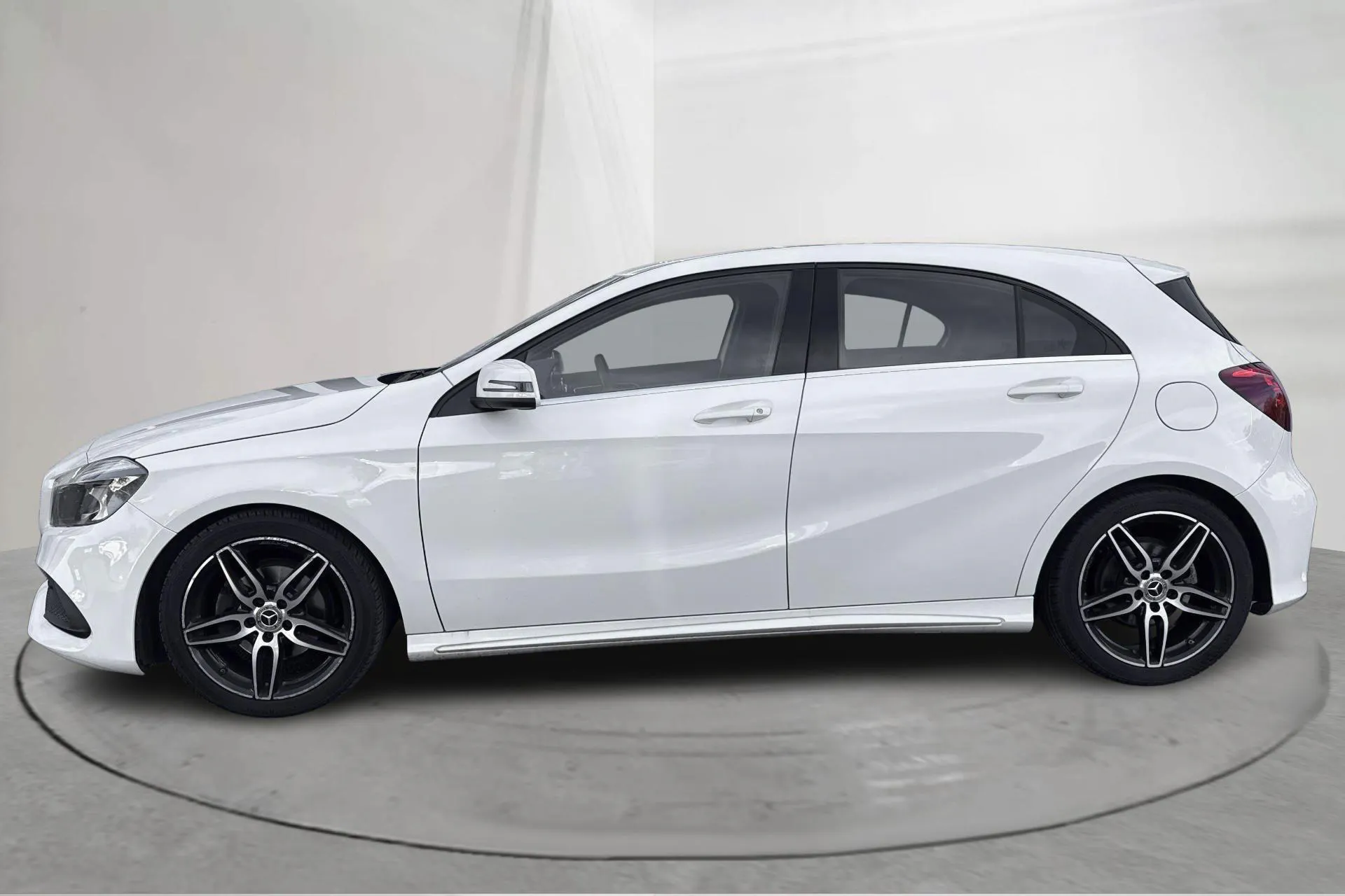 Presentationsfoto 2 av 15: Mercedes A 180 5dr W176 (122hk) - 10 265 mil - Manuell - vit - 2018