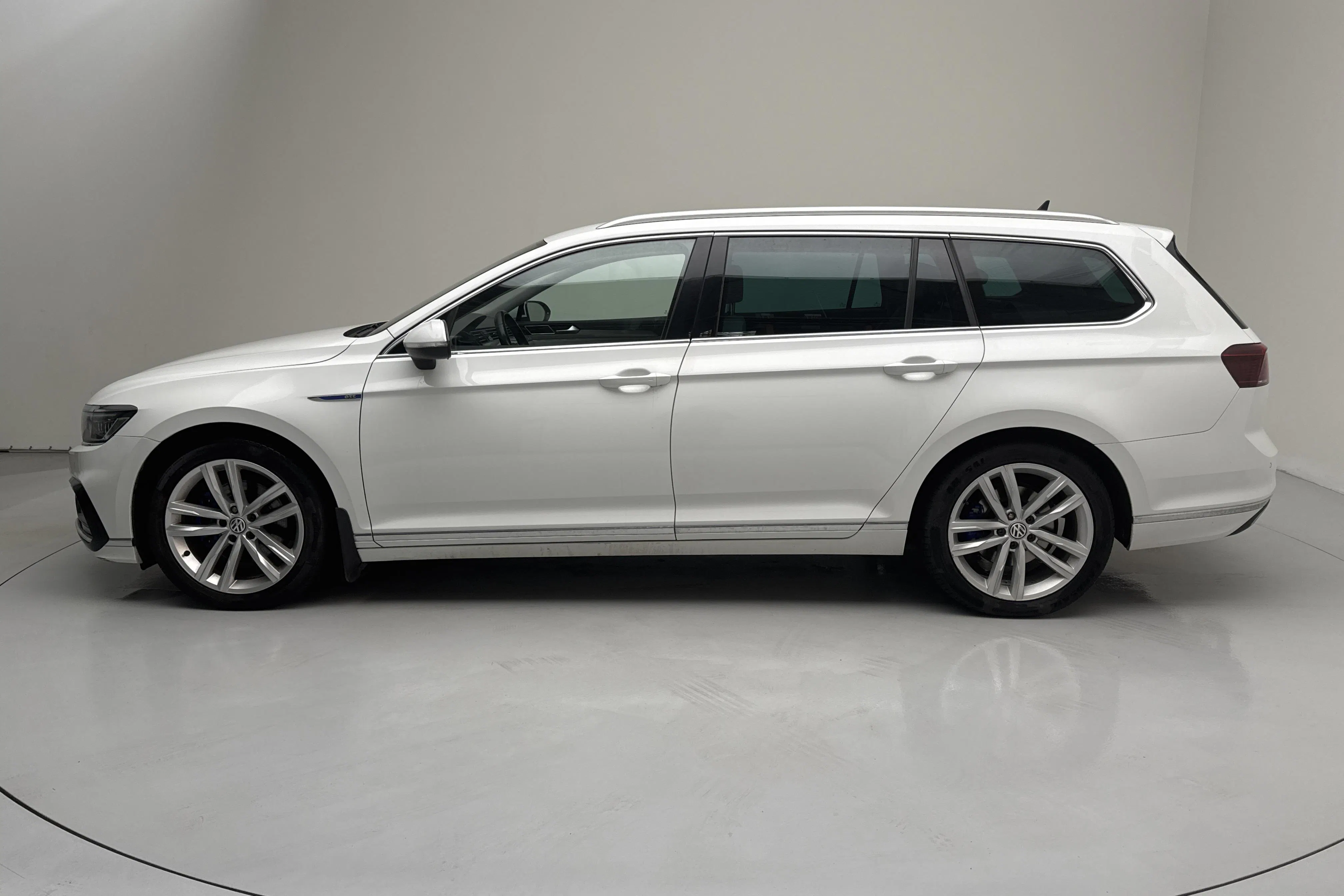 Presentationsfoto 2 av 17: VW Passat 1.4 GTE Sportscombi (218hk) - 20 442 mil - Automat - vit - 2020