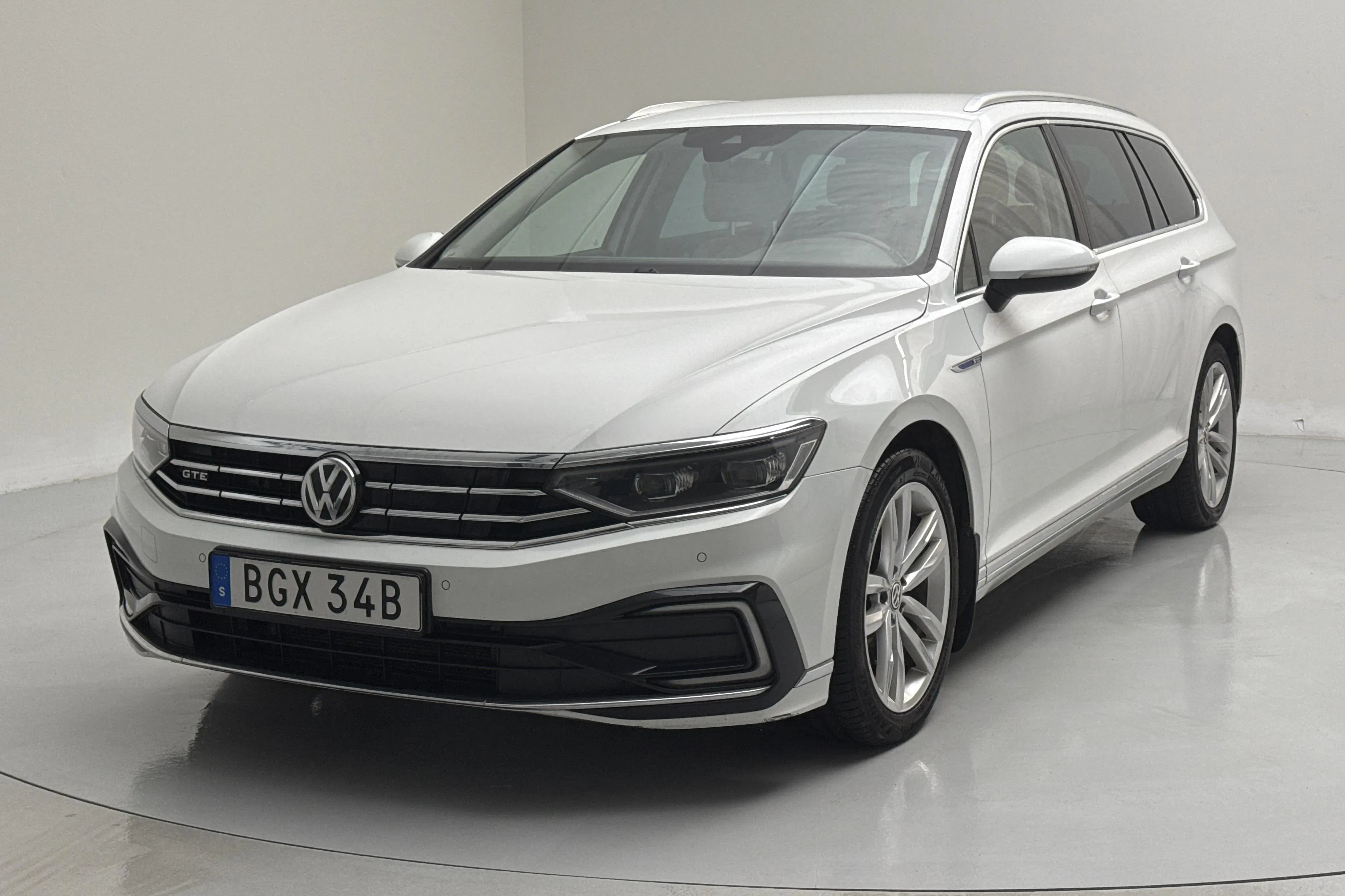 Presentationsfoto 1 av 17: VW Passat 1.4 GTE Sportscombi (218hk) - 20 442 mil - Automat - vit - 2020
