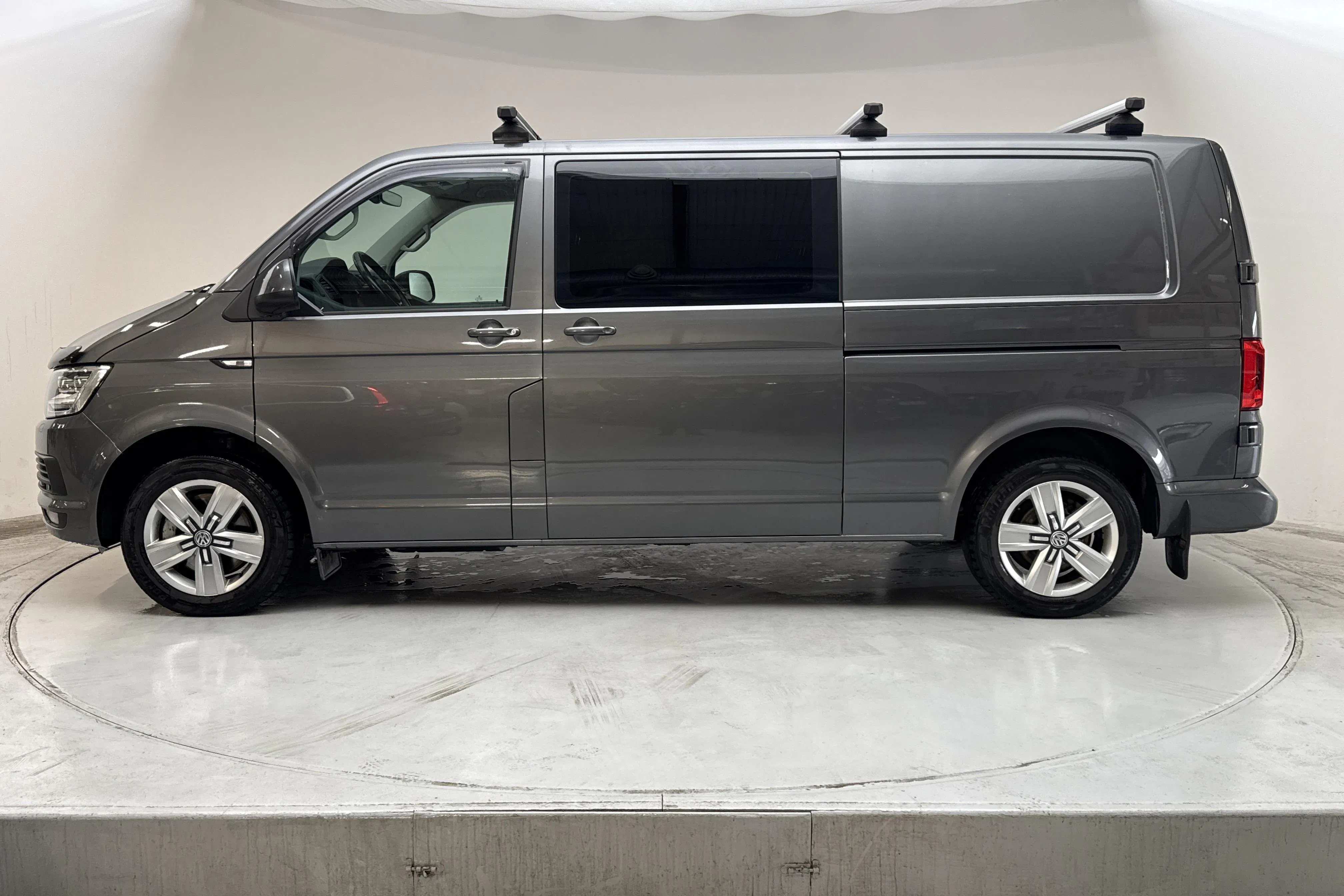 Presentationsfoto 2 av 17: VW Transporter T6 2.0 TDI BMT 4MOTION (204hk) - 13 002 mil - Automat - grå - 2018