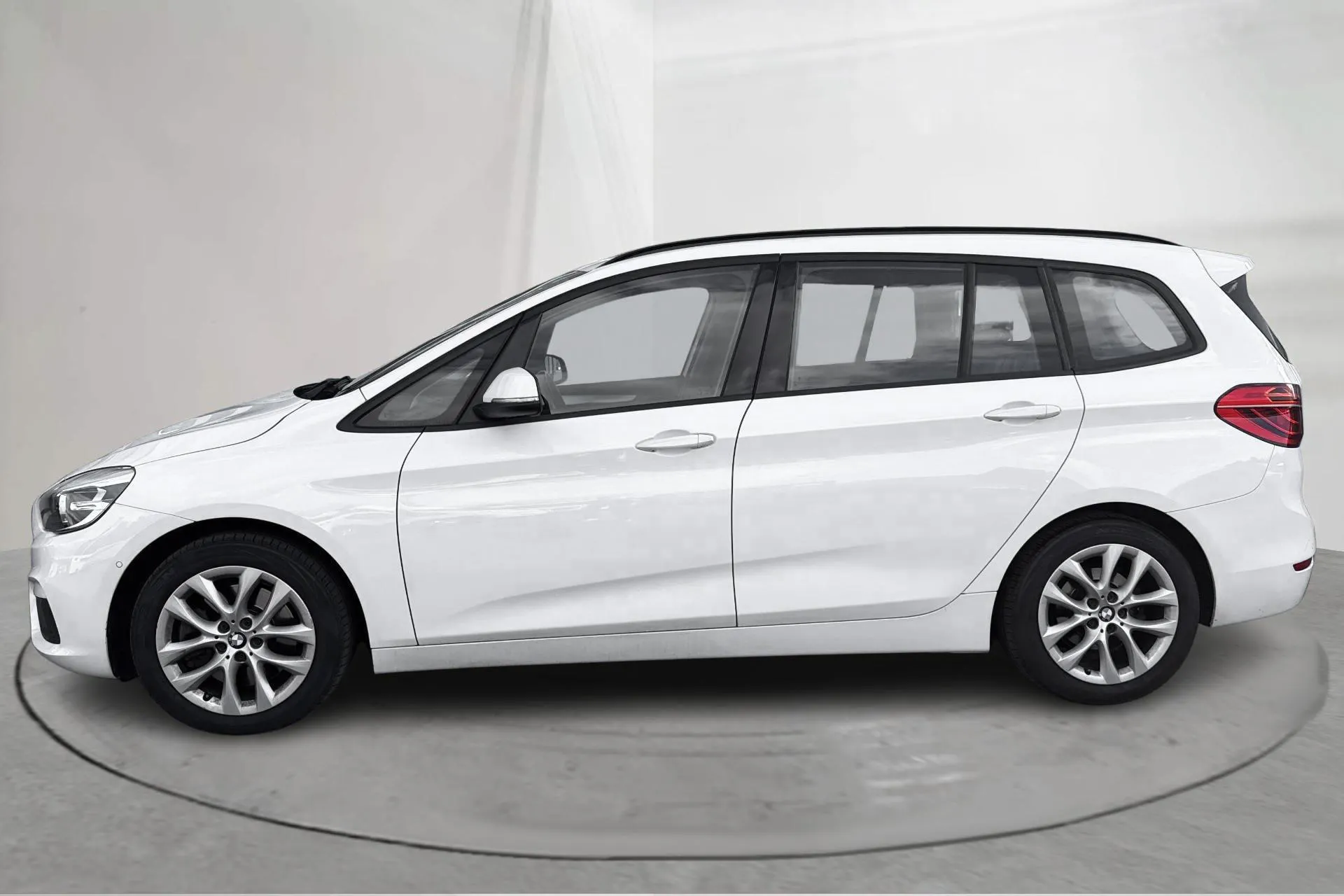 Presentationsfoto 2 av 15: BMW 220i Gran Tourer, F46 (192hk) - 20 208 mil - Manuell - vit - 2016