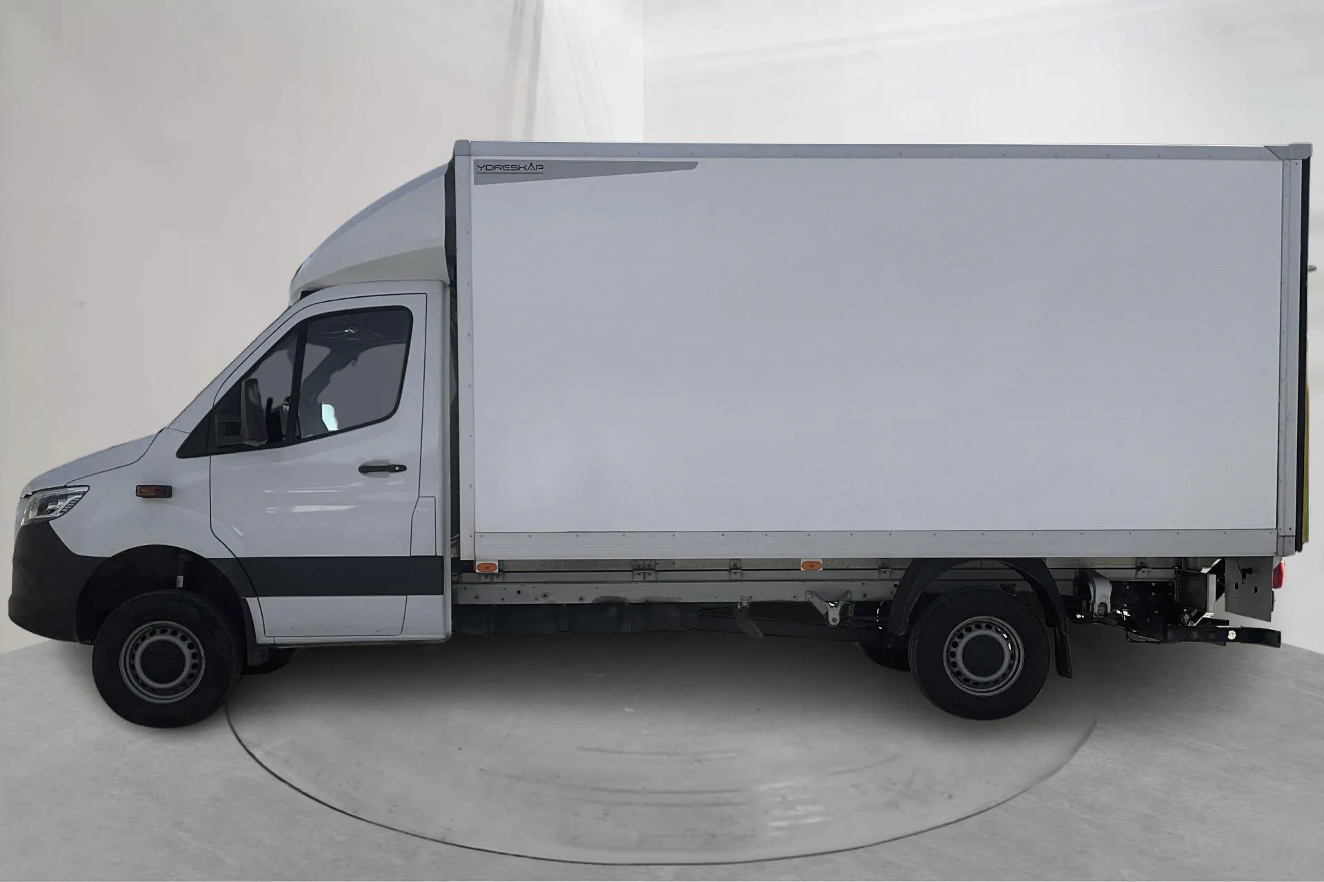 Presentationsfoto 2 av 18: Mercedes Sprinter 319 CDI Volymskåp 4MATIC (190hk) - 2 509 mil - Automat - vit - 2025