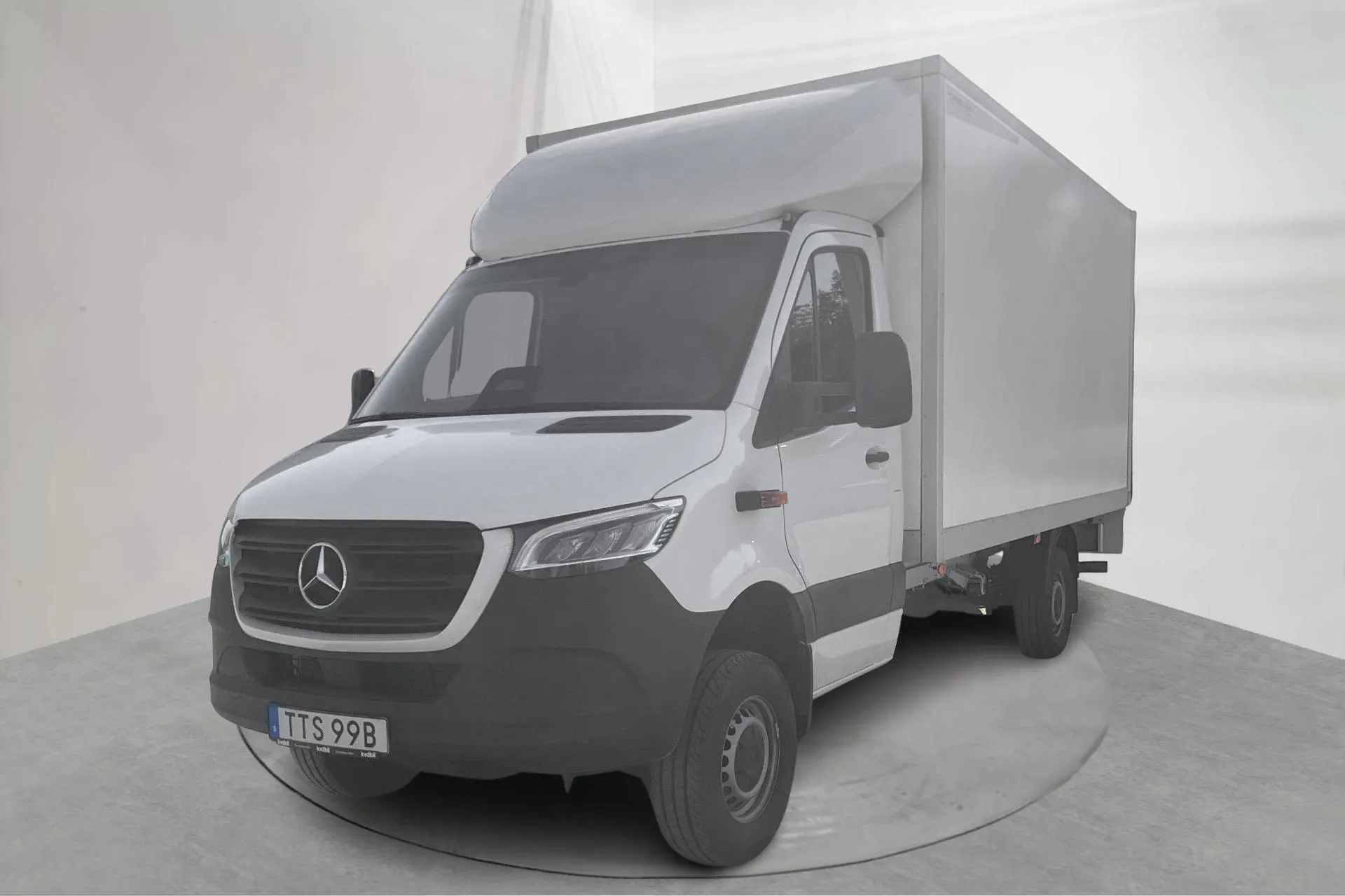 Presentationsfoto 1 av 18: Mercedes Sprinter 319 CDI Volymskåp 4MATIC (190hk) - 2 509 mil - Automat - vit - 2025