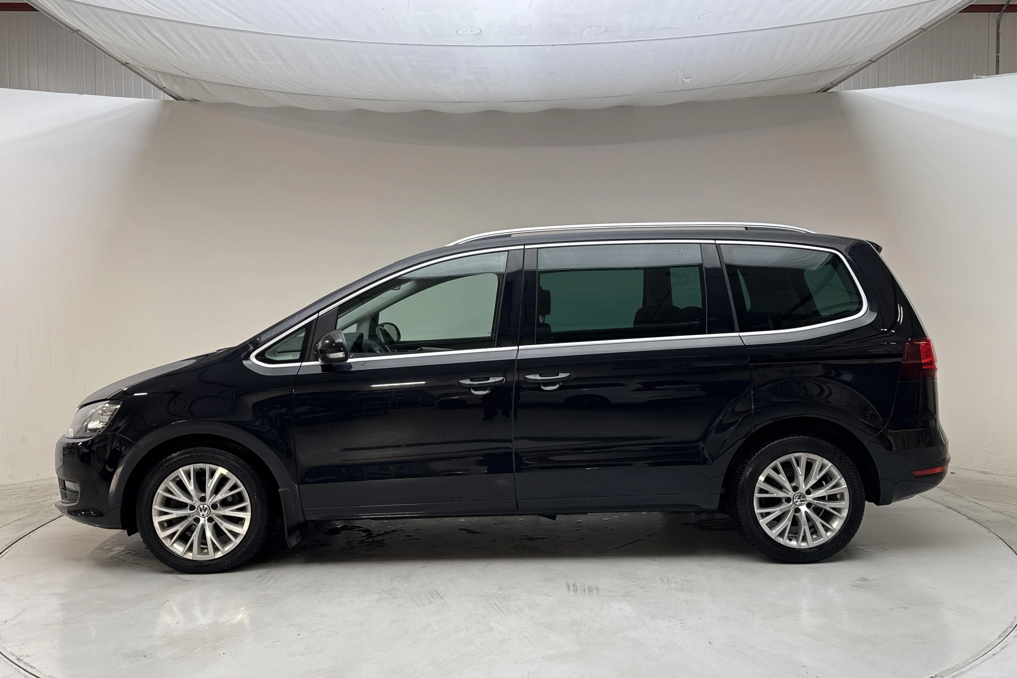 Presentationsfoto 2 av 17: VW Sharan 2.0 TDI (150hk) - 14 636 mil - Automat - svart - 2016