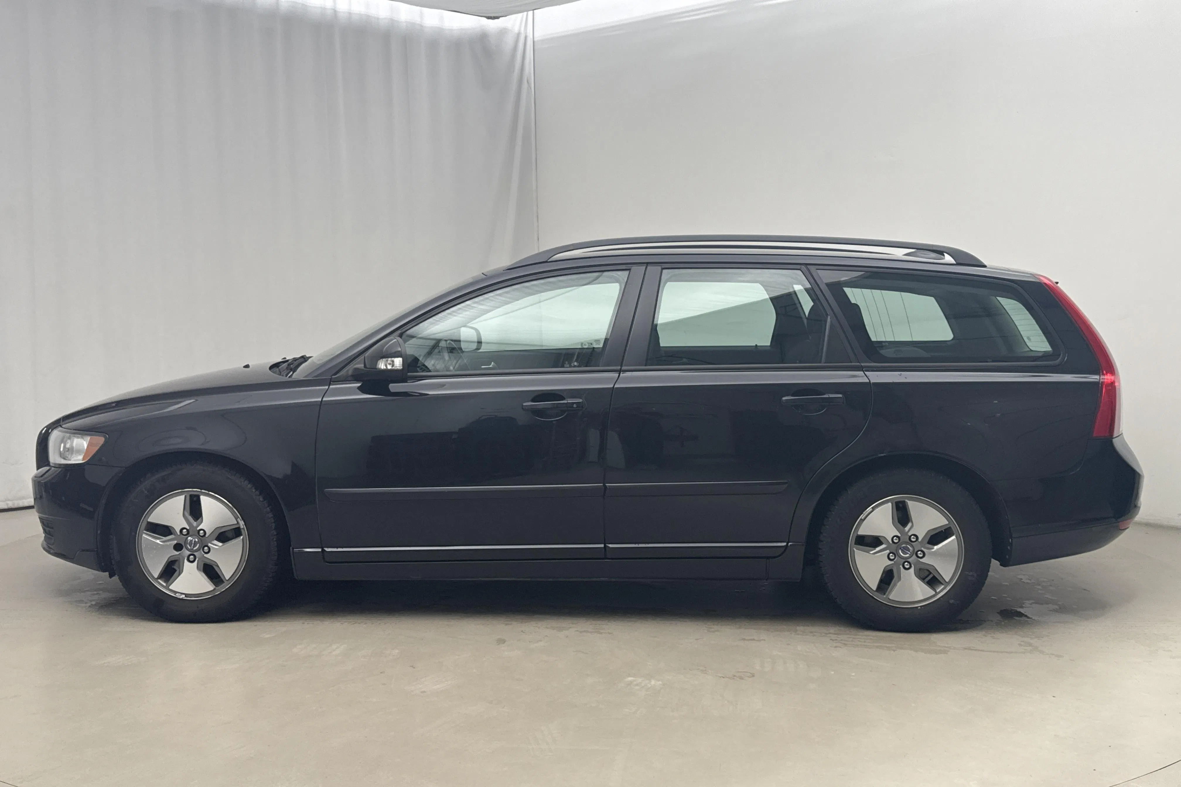 Presentationsfoto 2 av 14: Volvo V50 D2 (115hk) - 13 571 mil - Manuell - svart - 2011
