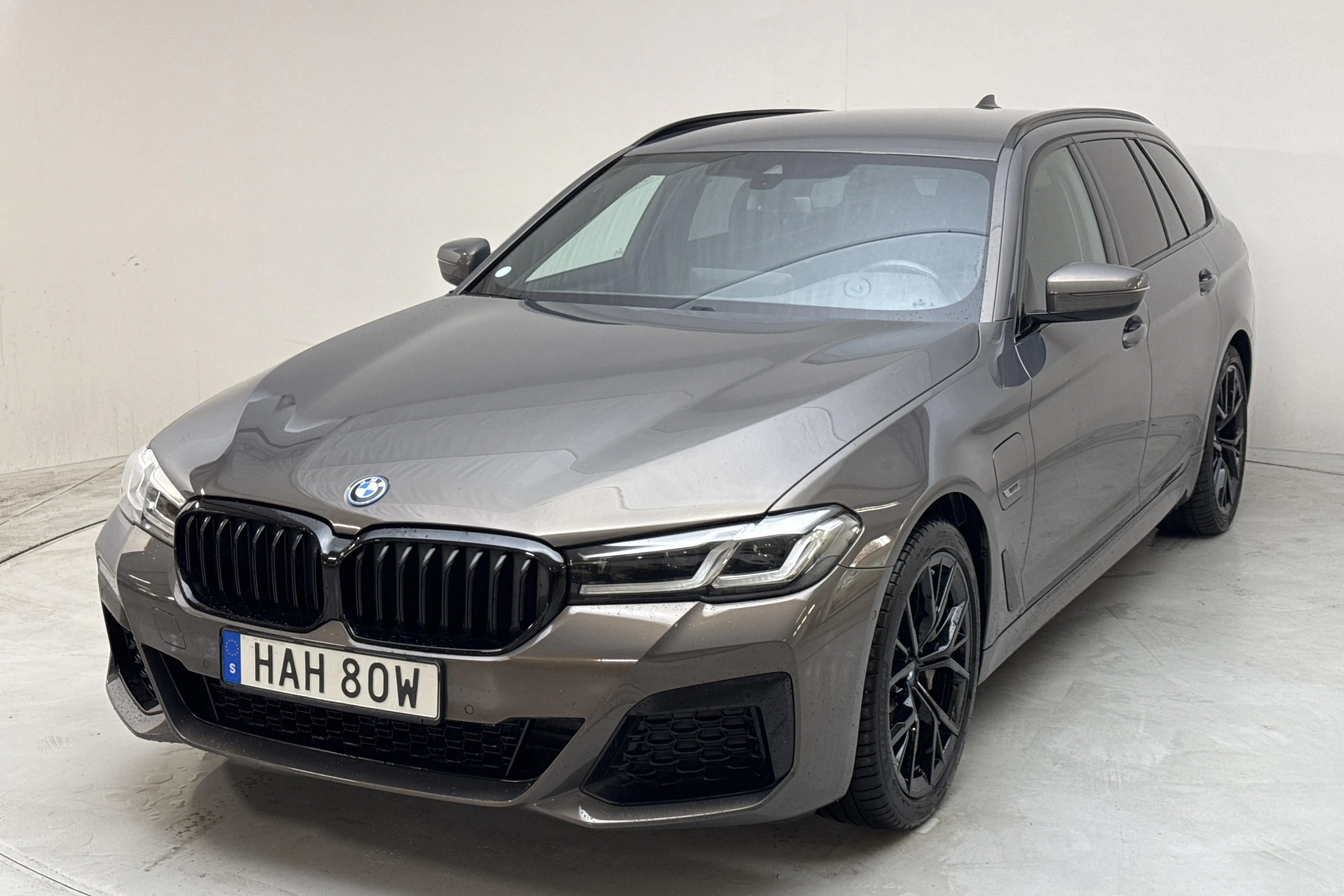 Presentationsfoto 1 av 17: BMW 530e xDrive Touring, G31 12kWh LCI (292hk) - 7 258 mil - Automat - grå - 2022