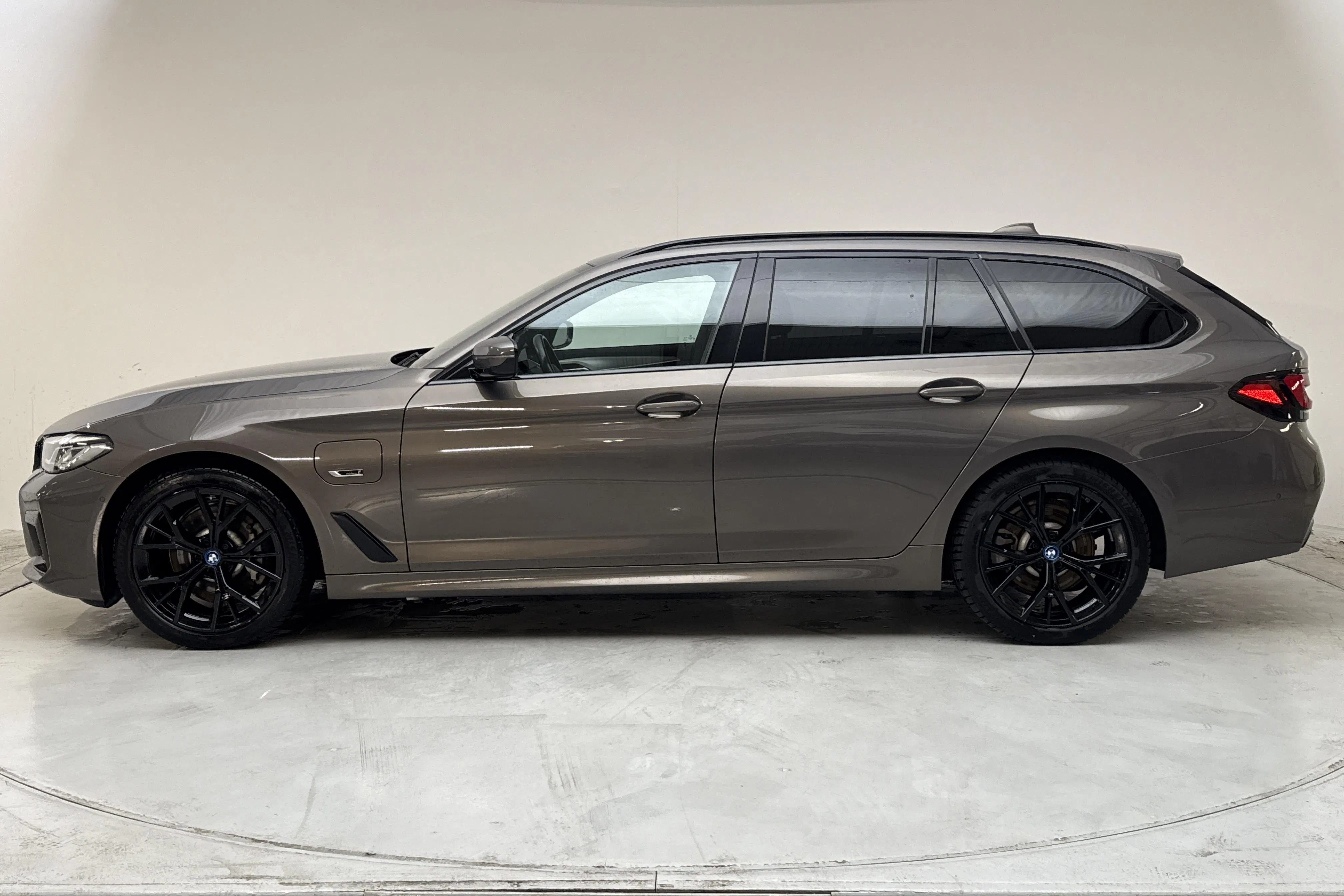 Presentationsfoto 2 av 17: BMW 530e xDrive Touring, G31 12kWh LCI (292hk) - 7 258 mil - Automat - grå - 2022