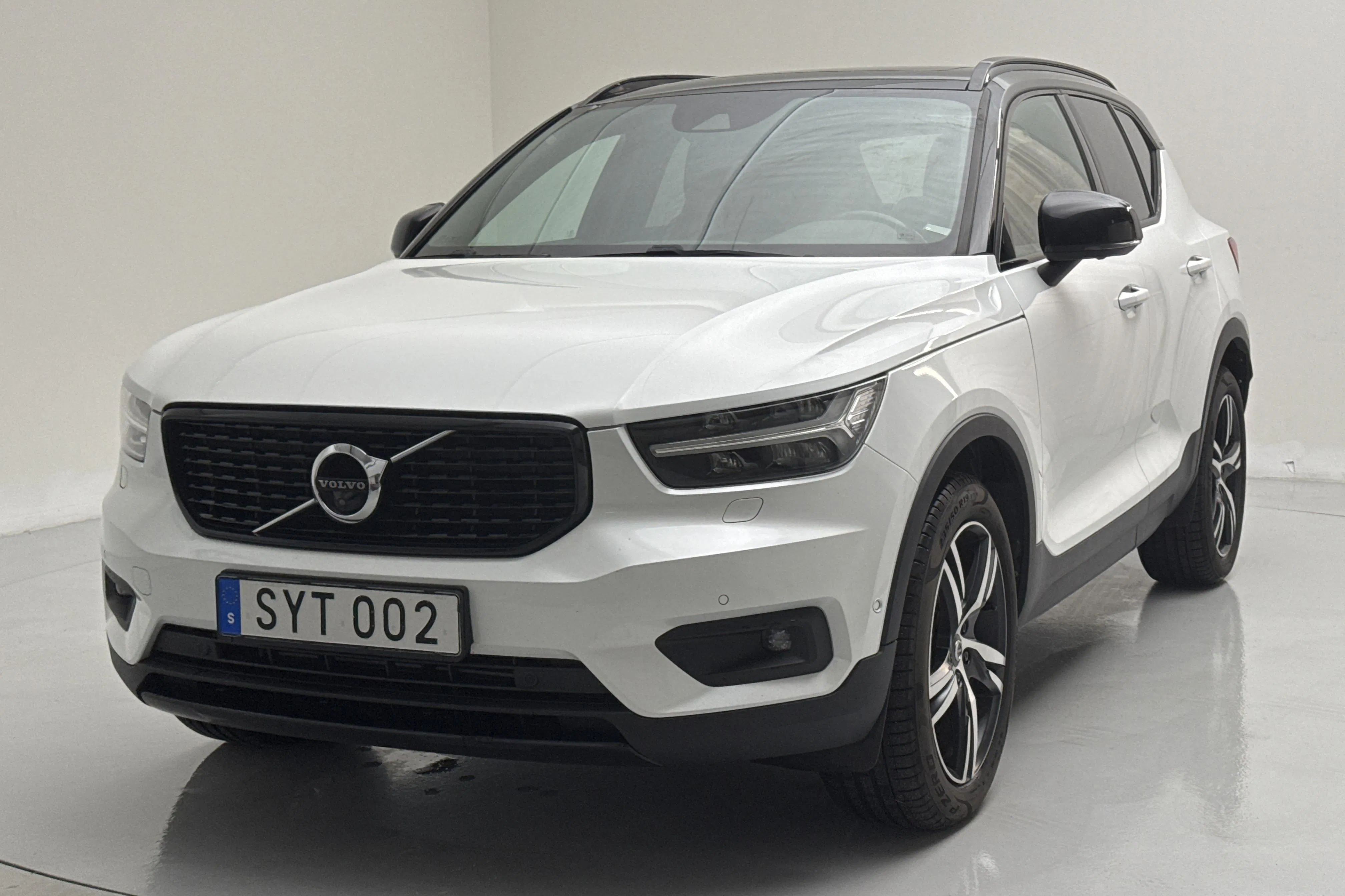 Presentationsfoto 1 av 17: Volvo XC40 D4 AWD (190hk) - 14 585 mil - Automat - vit - 2018