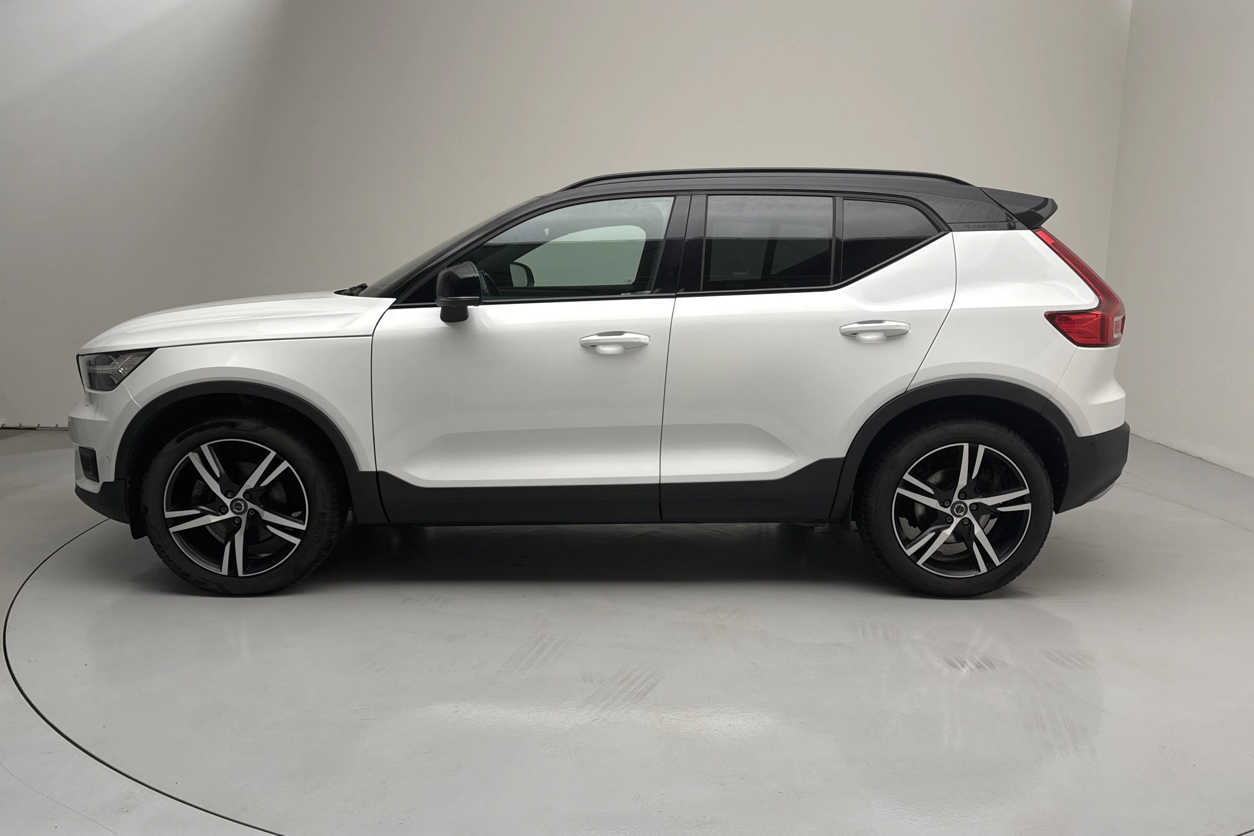 Presentationsfoto 2 av 17: Volvo XC40 D4 AWD (190hk) - 14 585 mil - Automat - vit - 2018