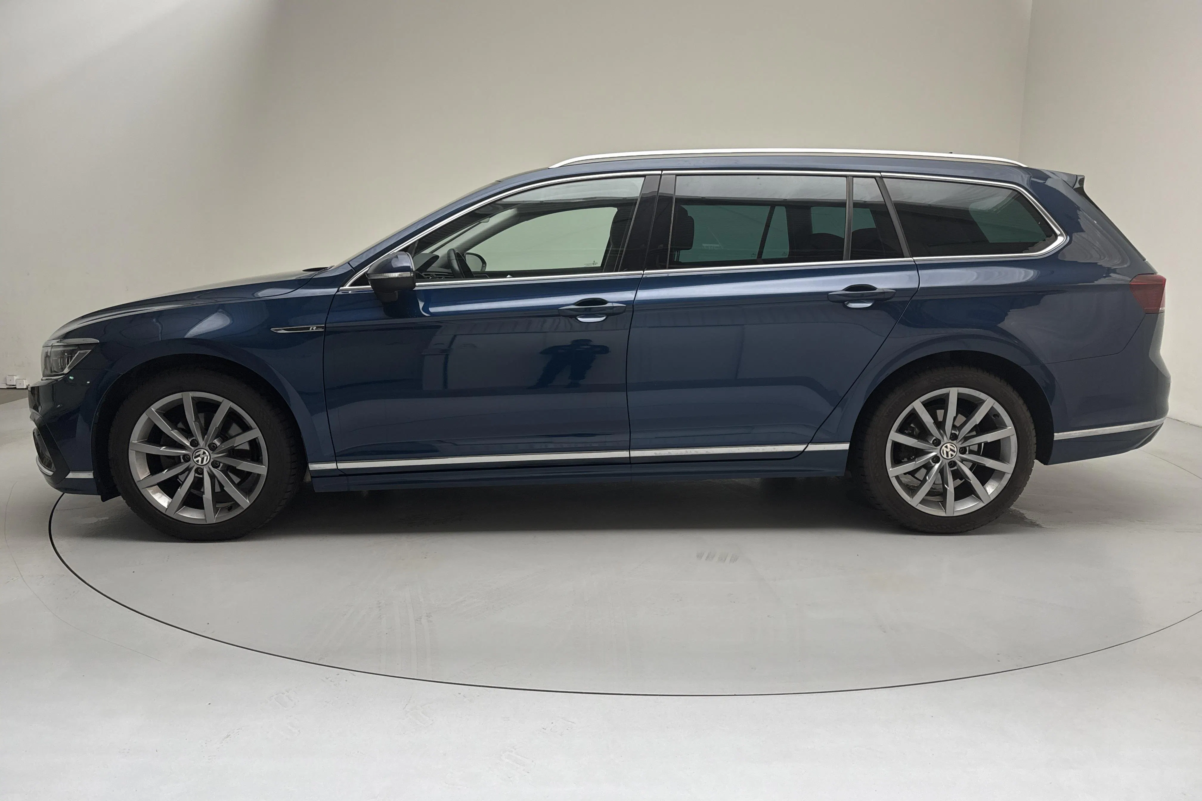 Presentation photo 2 of 14: VW Passat 2.0 TDI Sportscombi 4Motion (200hk) - 135 100 km - Automatic - blue - 2022
