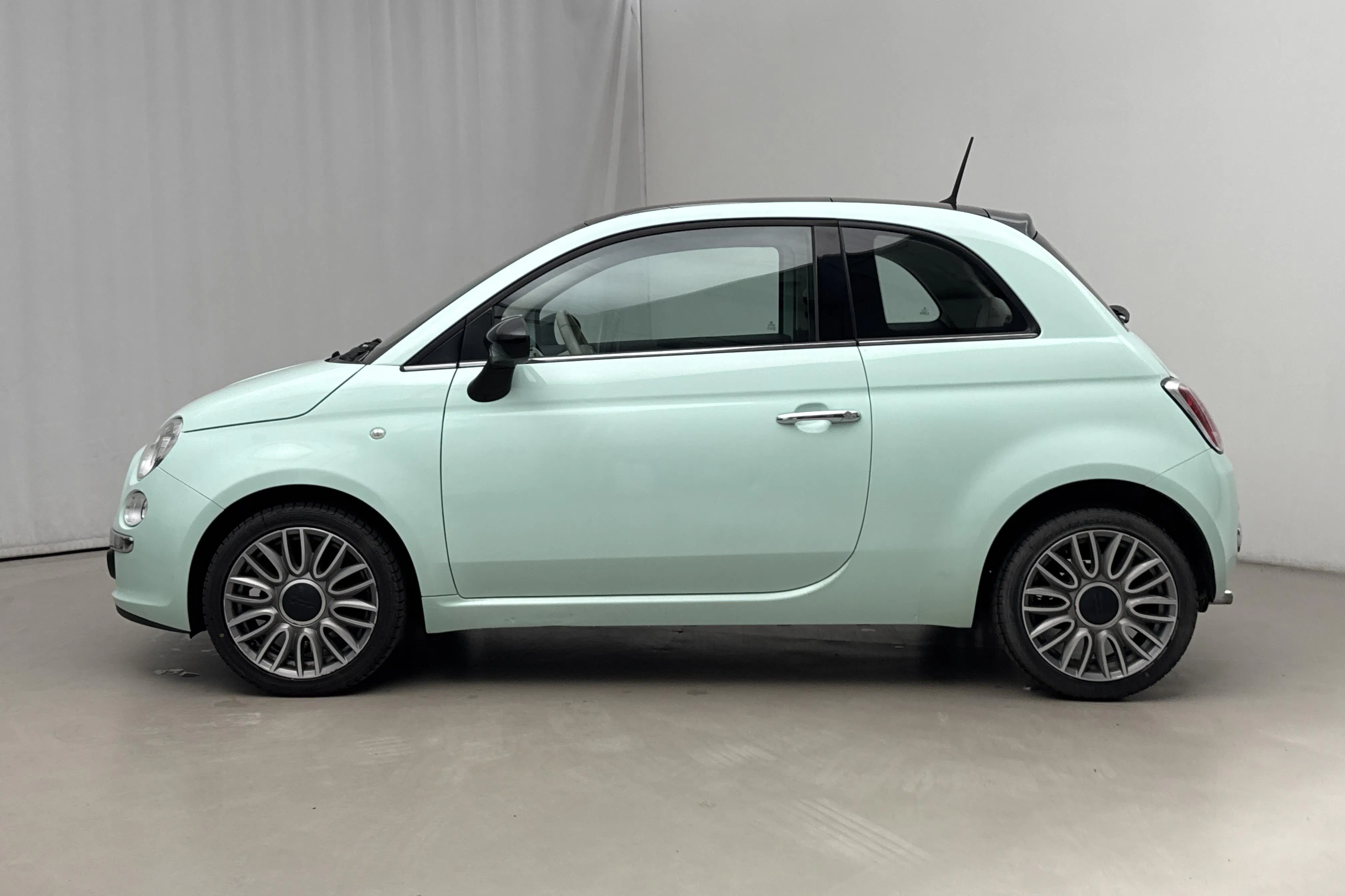 Presentationsfoto 2 av 15: Fiat 500 1.2 (69hk) - 11 496 mil - Manuell - grön - 2015