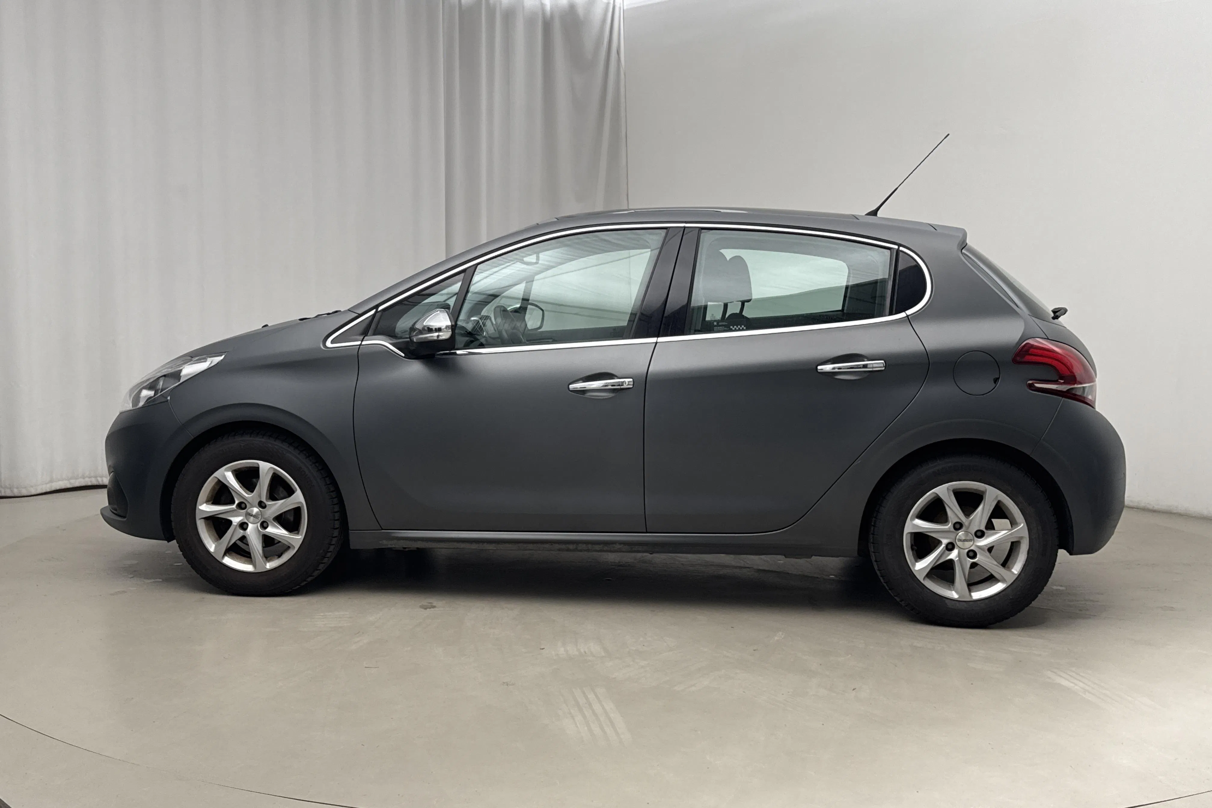 Presentationsfoto 2 av 12: Peugeot 208 PureTech 5dr (82hk) - 9 883 mil - Manuell - svart - 2016