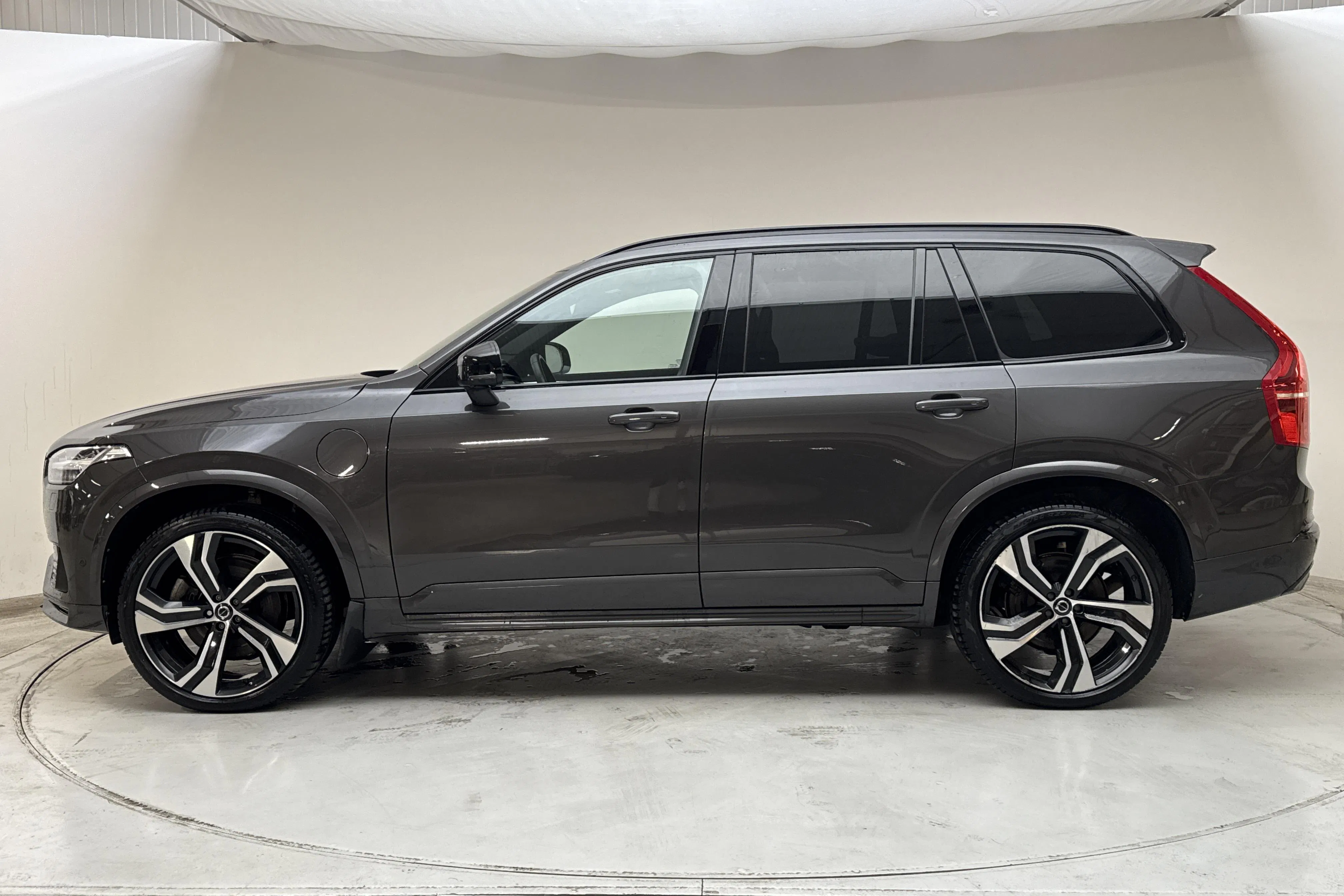Presentationsfoto 2 av 20: Volvo XC90 T8 AWD Recharge (455hk) - 7 339 mil - Automat - grå - 2023