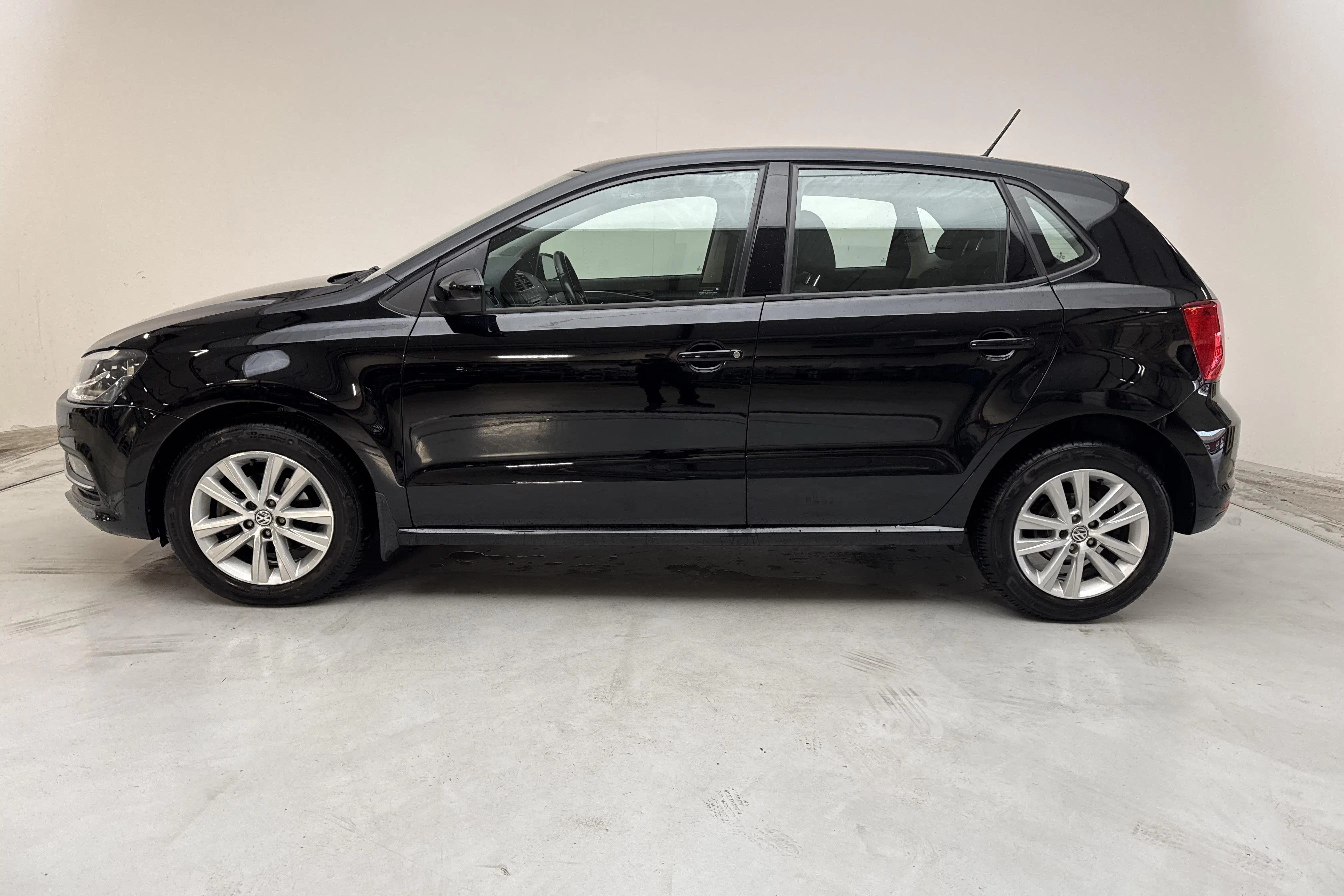 Presentation photo 2 of 12: VW Polo 1.2 TSI 5dr (90hk) - 112 890 km - Automatic - black - 2017