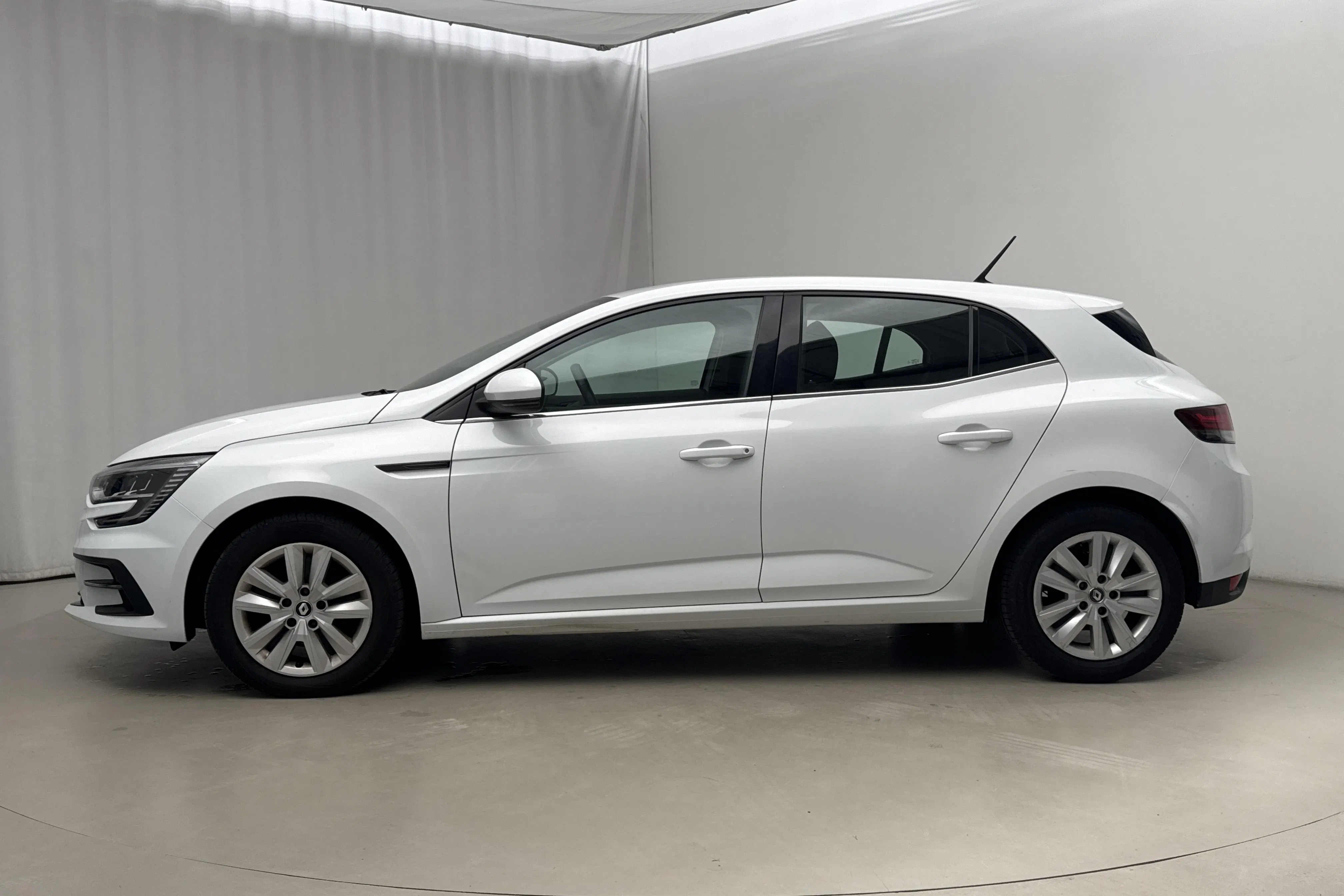 Presentationsfoto 2 av 14: Renault Mégane 1.5 dCi 5dr (115hk) - 9 477 mil - Automat - vit - 2021