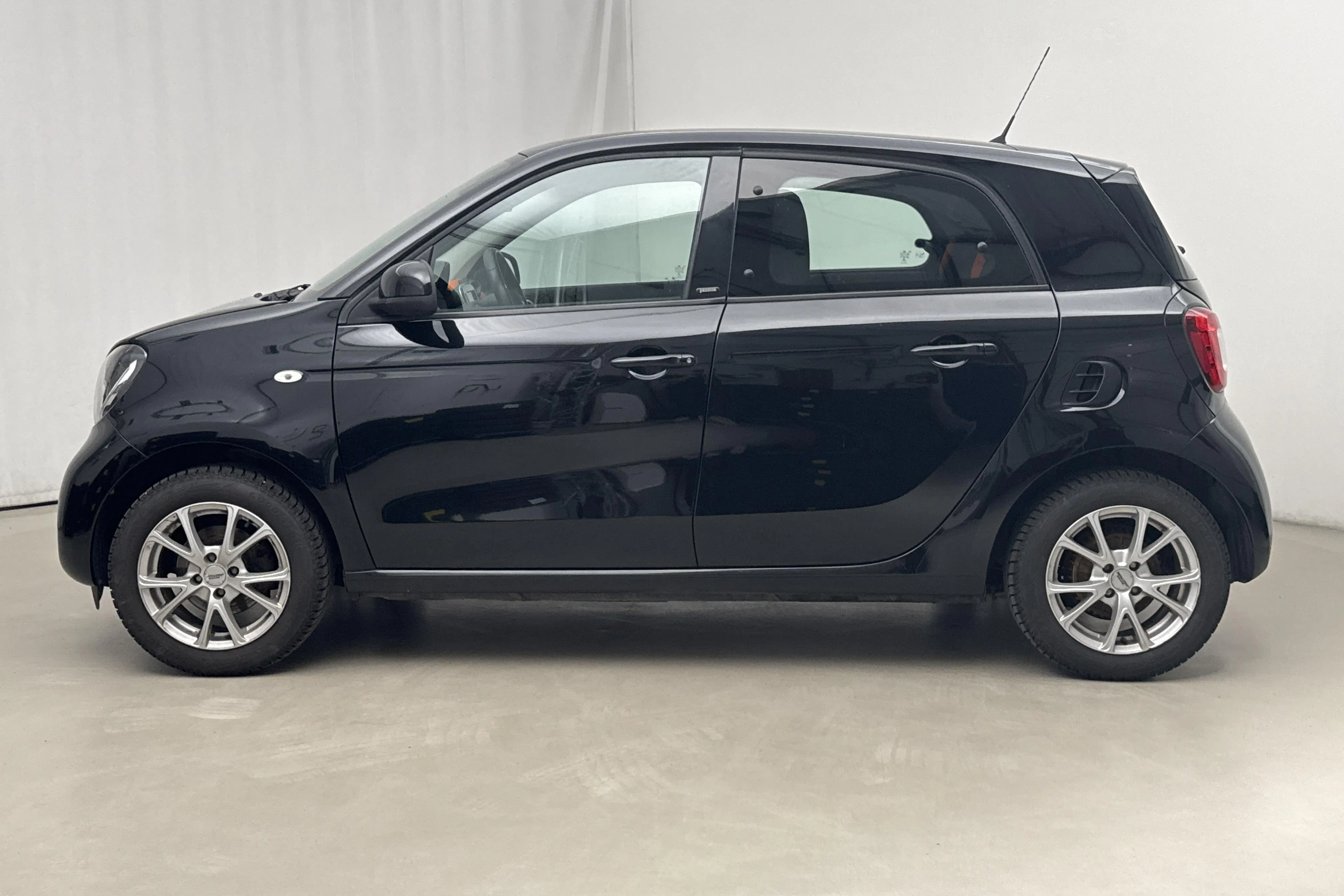 Presentation photo 2 of 15: Smart Forfour III 1.0 Sedan (71hk) - 37 020 km - Manual - black - 2015