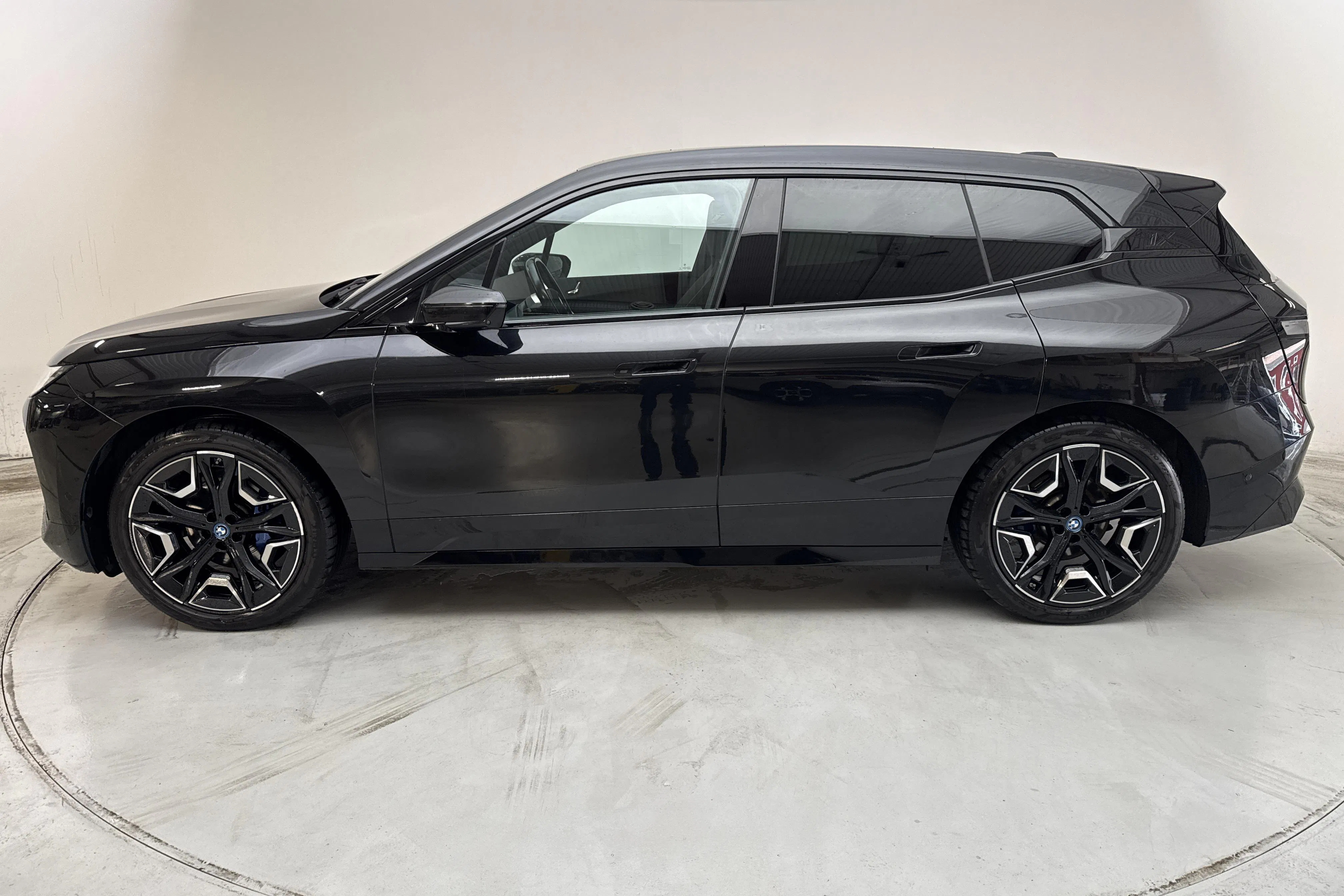 Presentationsfoto 2 av 18: BMW iX xDrive50, I20 (520hk) - 7 362 mil - Automat - svart - 2024