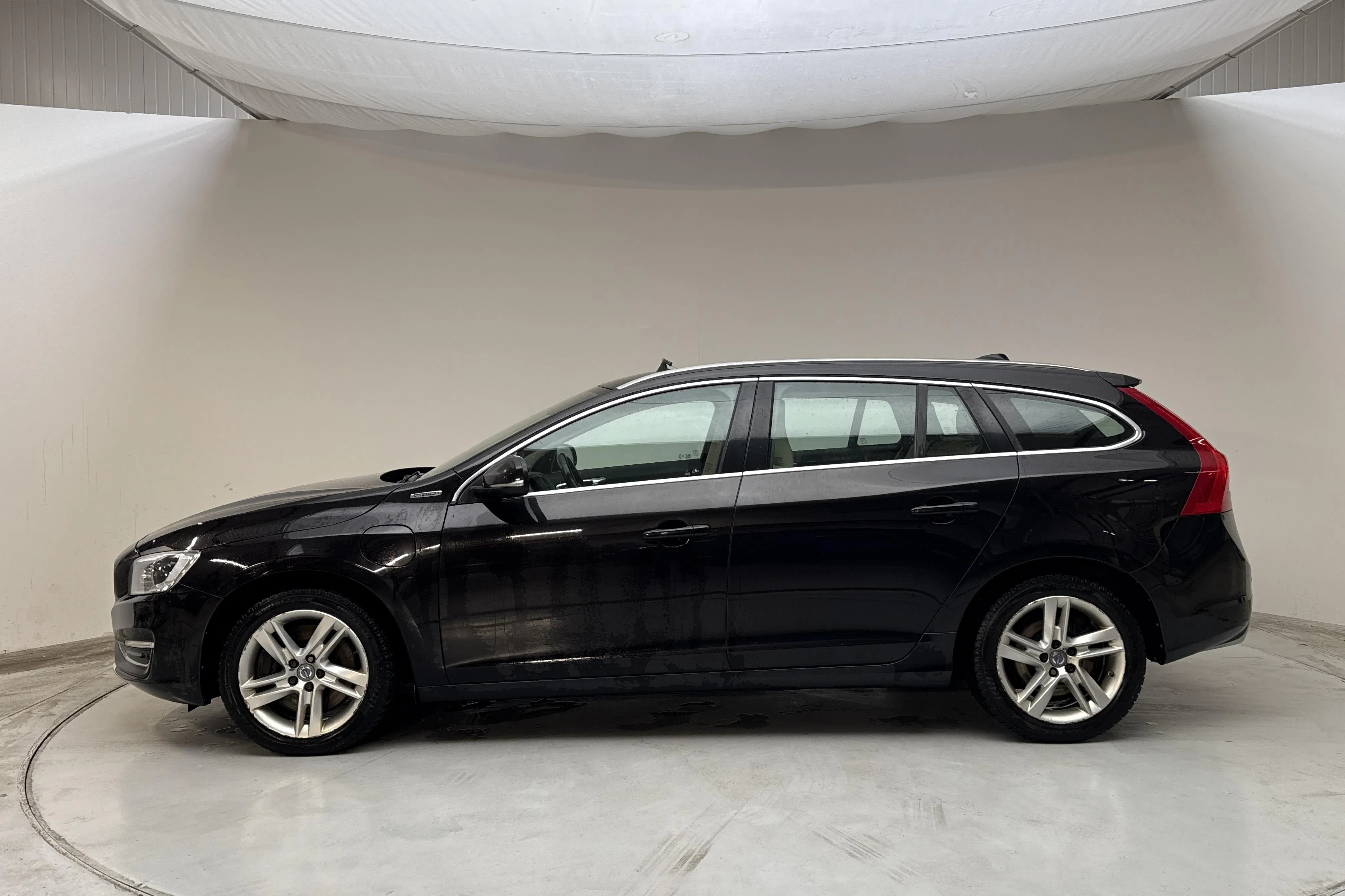 Presentationsfoto 2 av 15: Volvo V60 D6 AWD Twin Engine (220hk) - 22 728 mil - Automat - svart - 2016