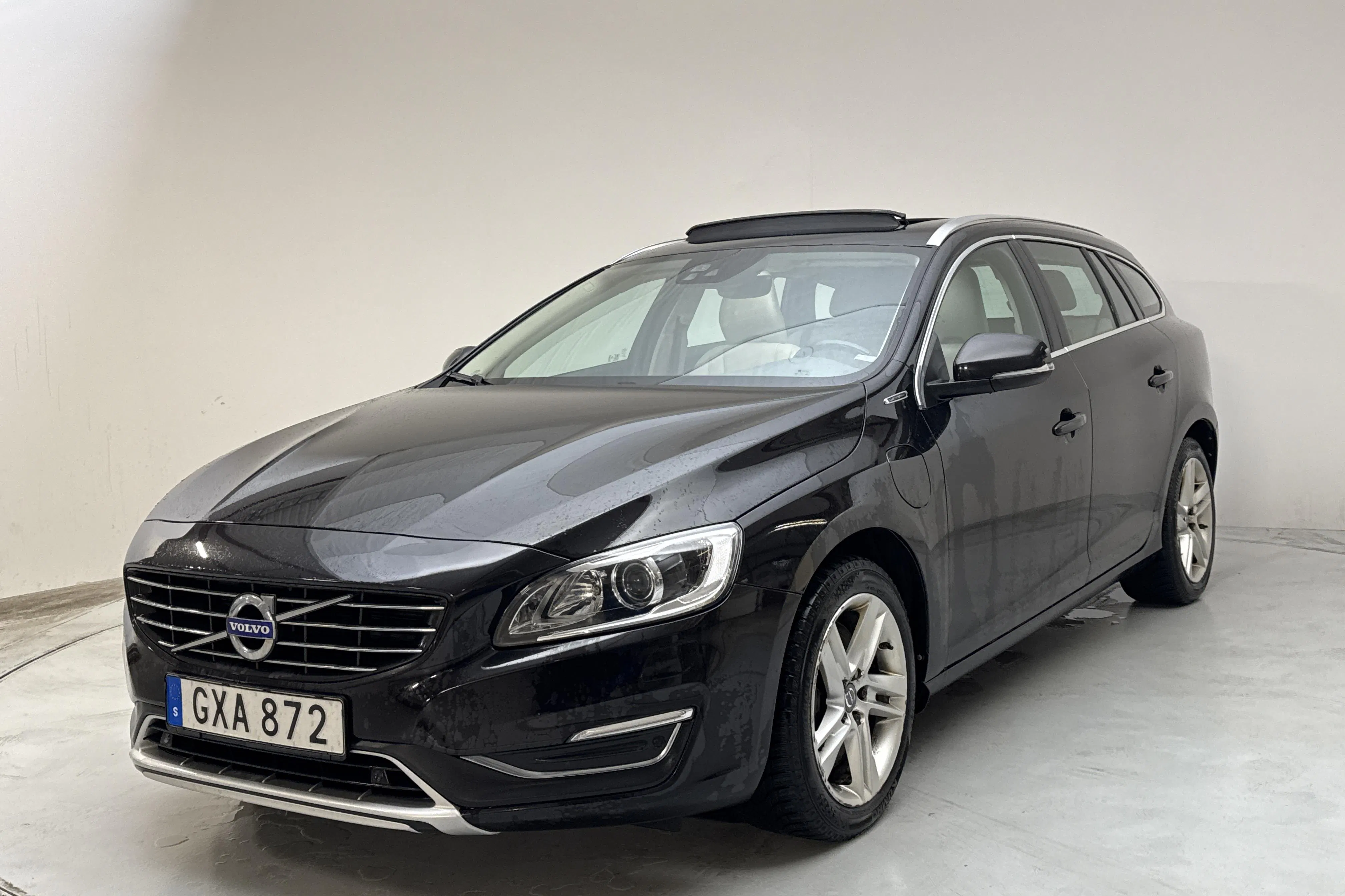 Presentationsfoto 1 av 15: Volvo V60 D6 AWD Twin Engine (220hk) - 22 728 mil - Automat - svart - 2016