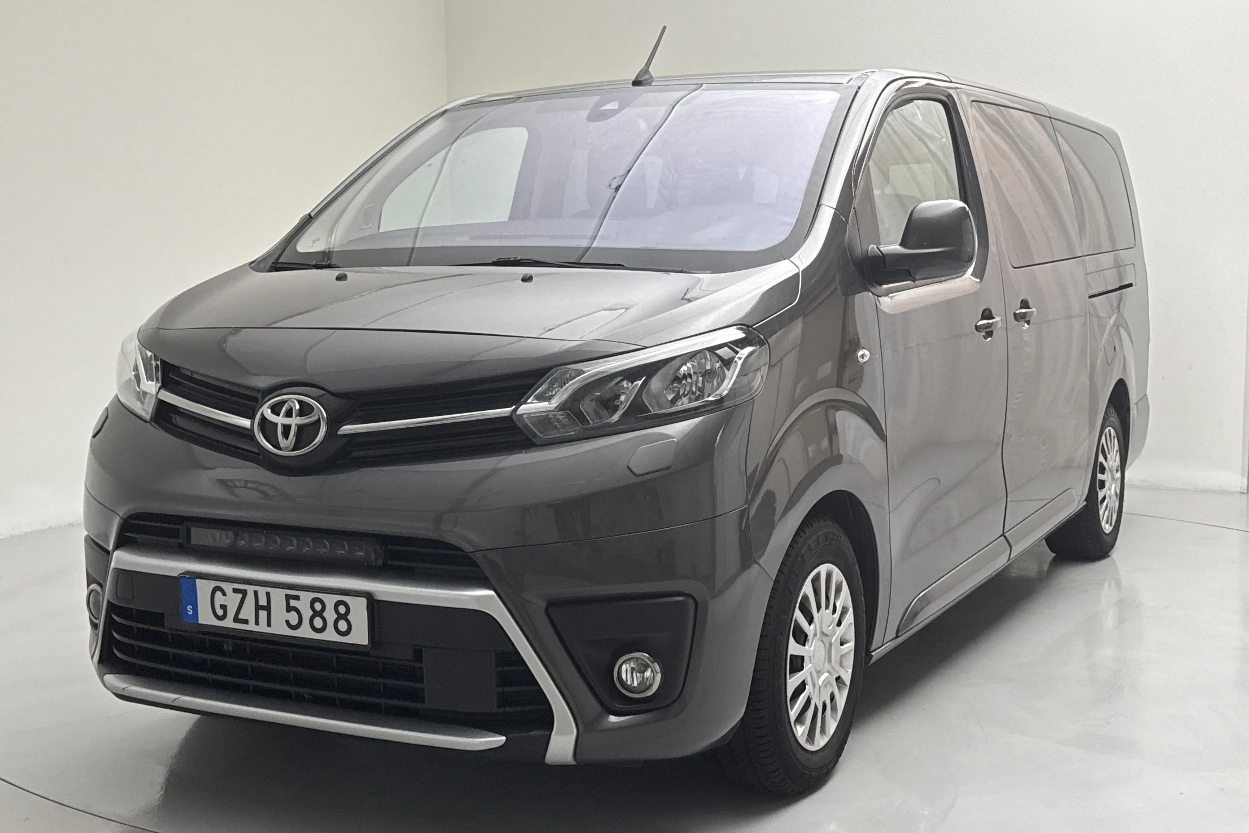 Presentation photo 1 of 15: Toyota PROACE Verso 2.0D (140hk) - 199 450 km - Automatic - dark grey - 2022