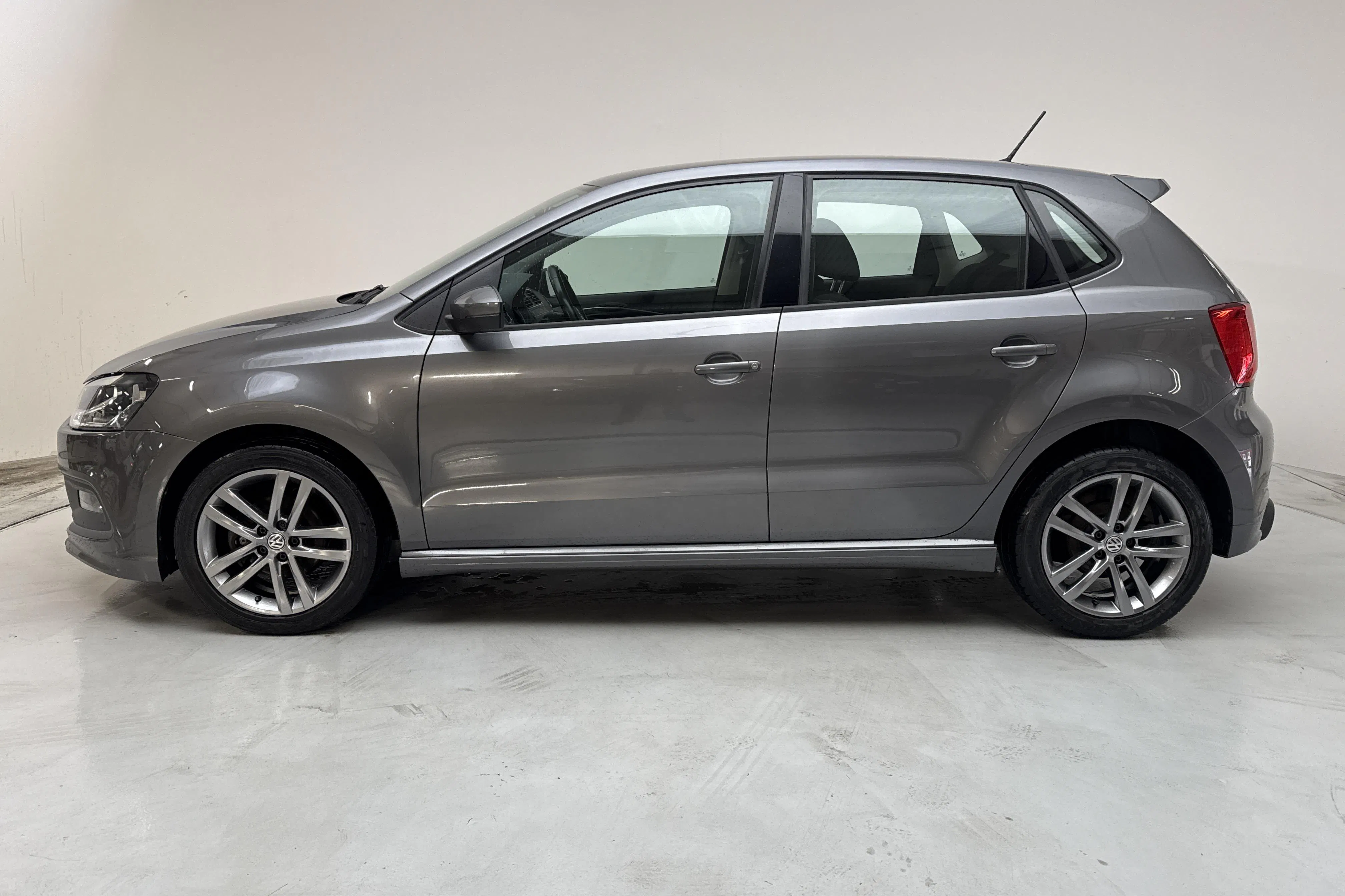 Presentationsfoto 2 av 11: VW Polo 1.2 TSI 5dr (90hk) - 8 626 mil - Manuell - Mörkgrå - 2017