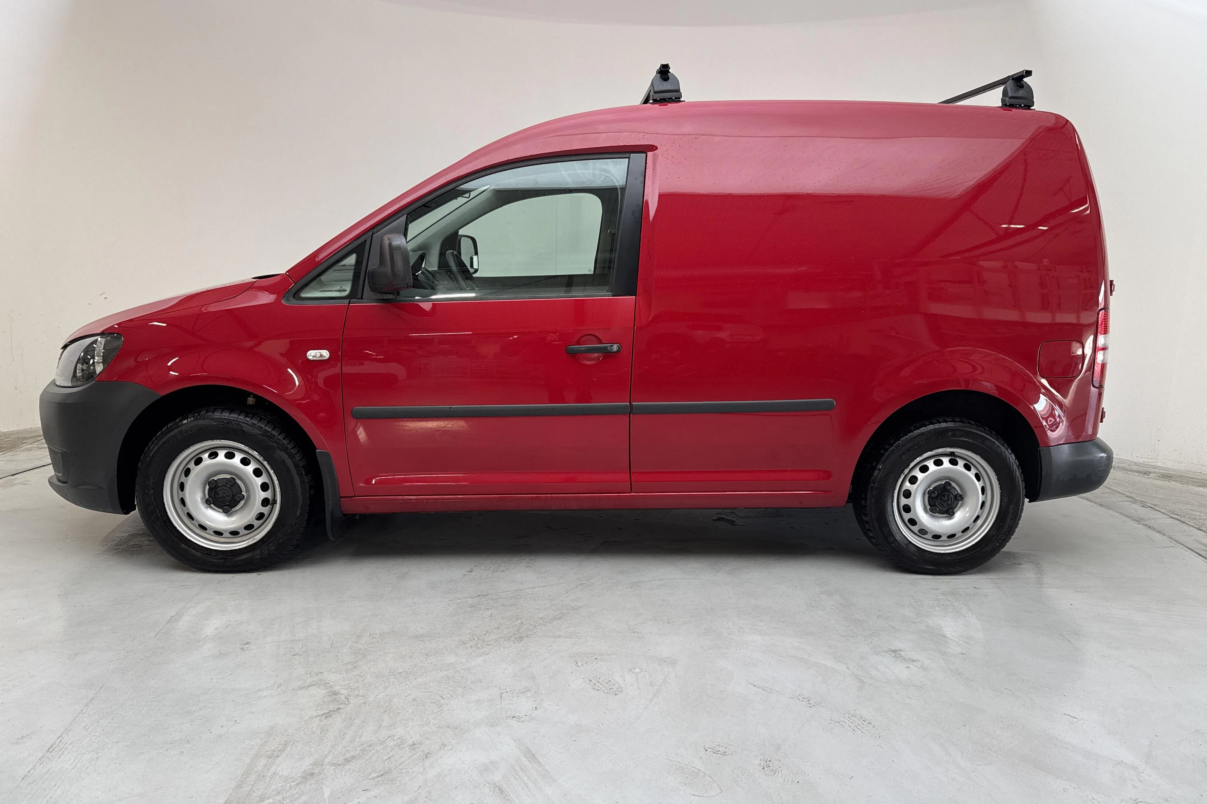 Presentationsfoto 2 av 12: VW Caddy 2.0 Ecofuel Skåp (109hk) - 8 183 mil - Manuell - röd - 2014