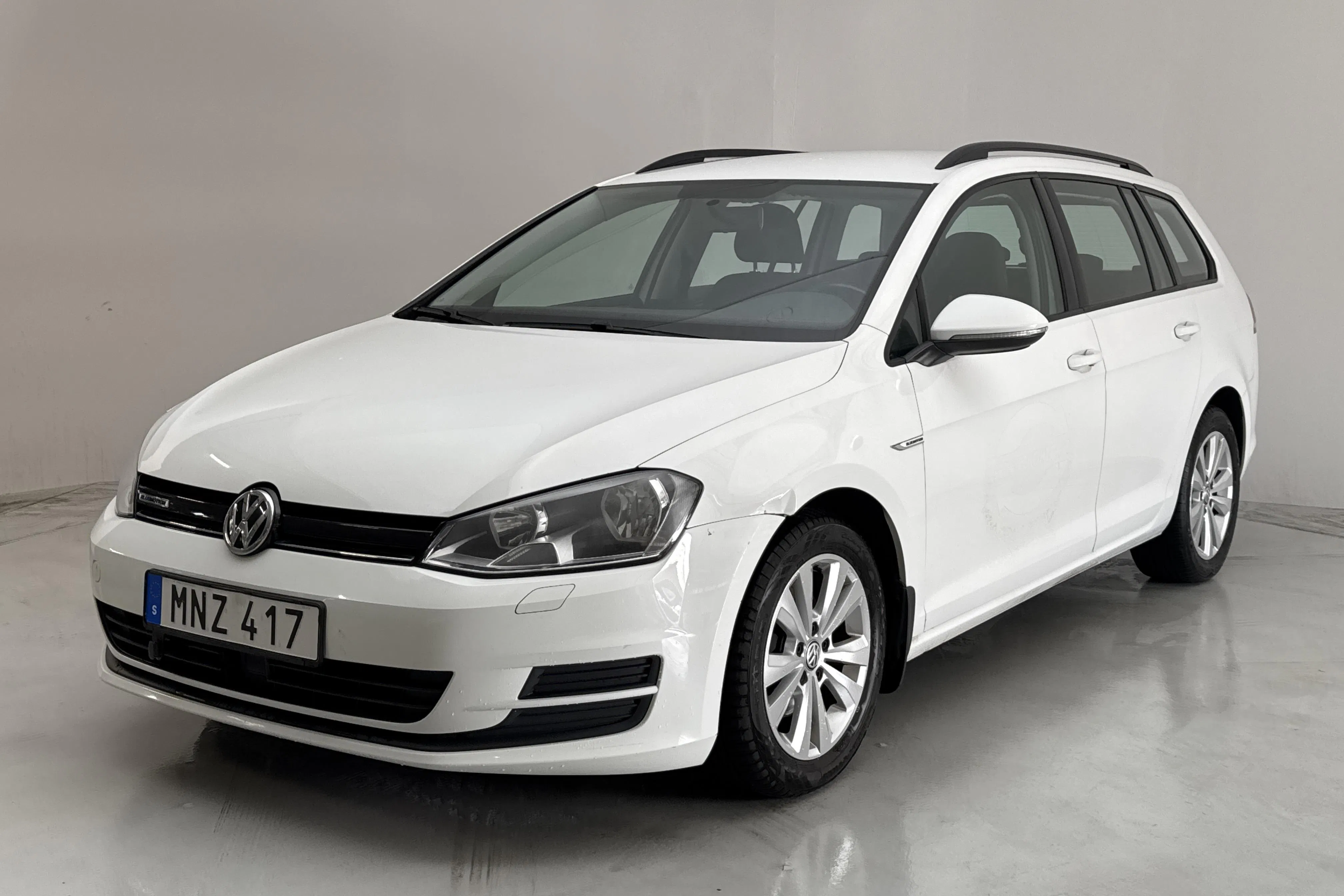 Presentationsfoto 1 av 11: VW Golf VII 1.4 TGI BlueMotion Sportscombi (110hk) - 11 772 mil - Manuell - vit - 2016