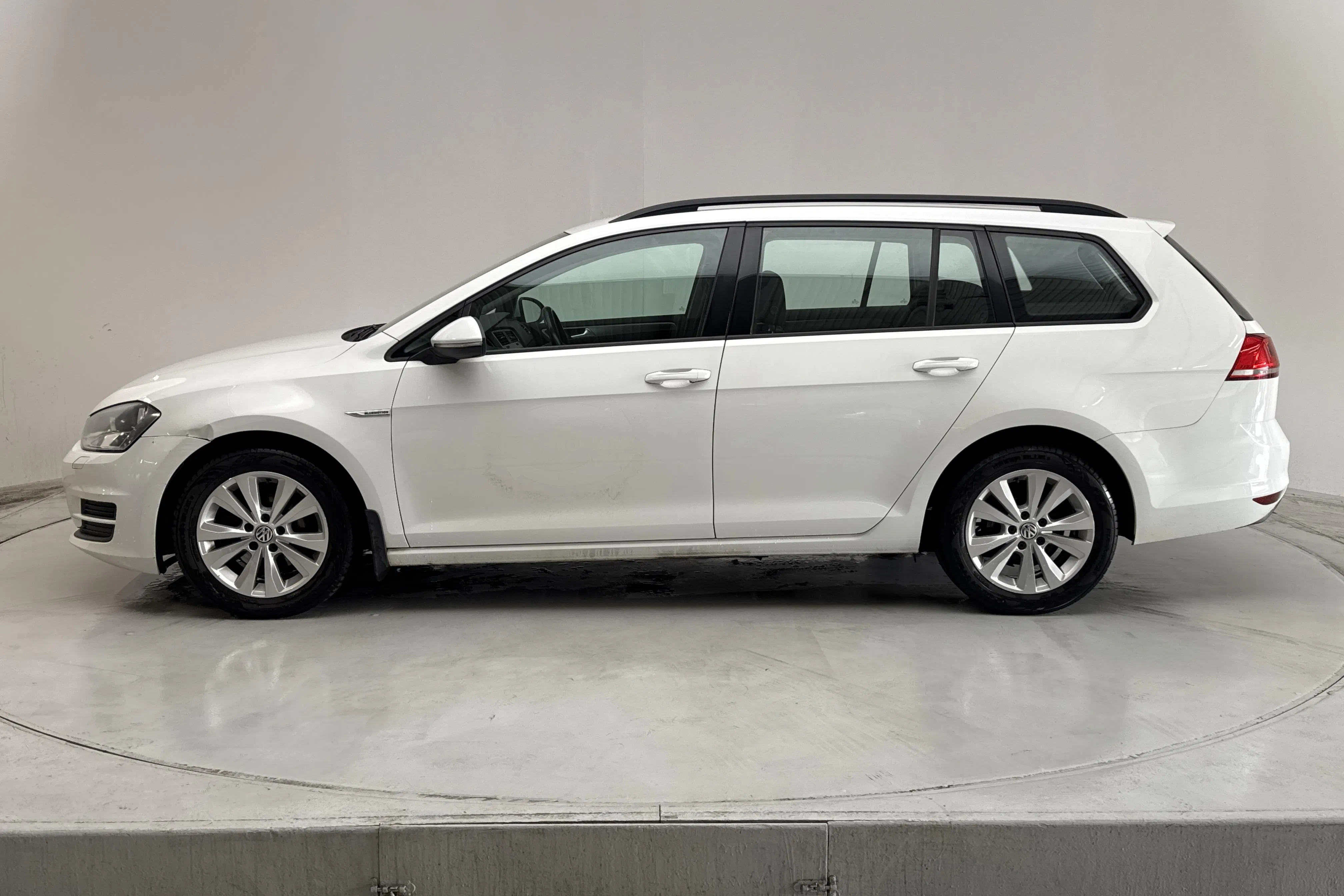 Presentationsfoto 2 av 11: VW Golf VII 1.4 TGI BlueMotion Sportscombi (110hk) - 11 772 mil - Manuell - vit - 2016