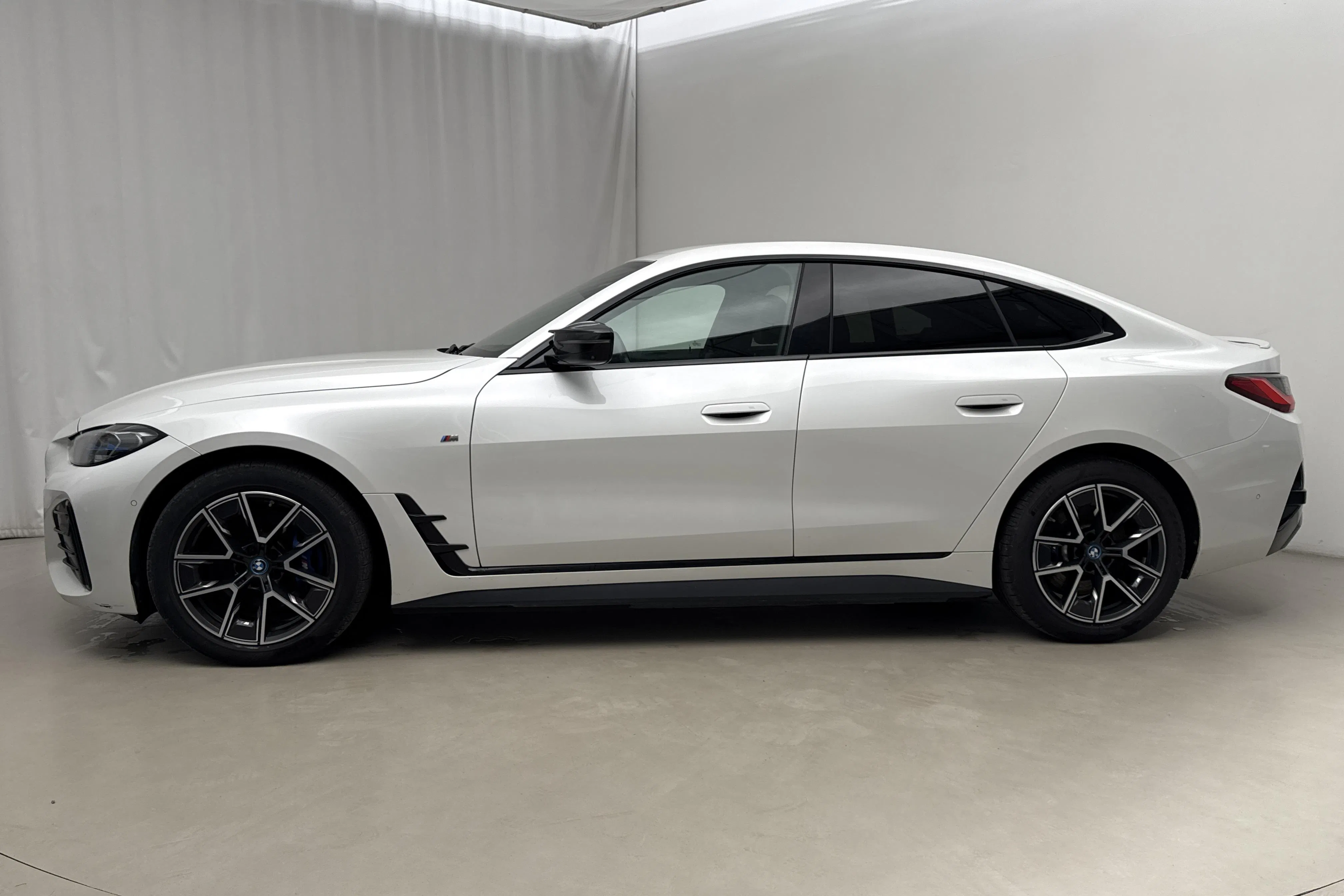 Presentationsfoto 2 av 22: BMW i4 M50 xDrive, G26 (544hk) - 11 974 mil - Automat - vit - 2024