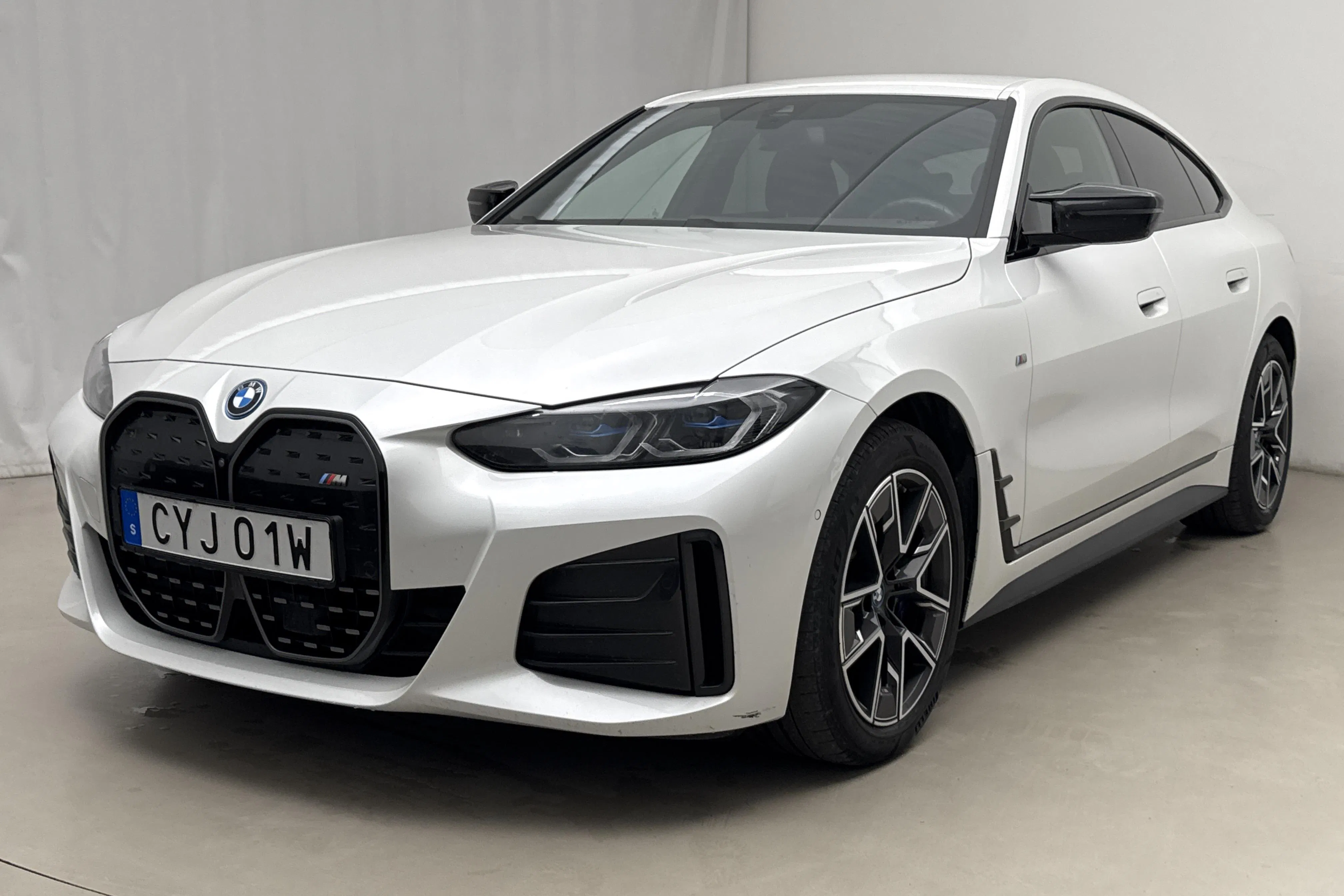 Presentationsfoto 1 av 22: BMW i4 M50 xDrive, G26 (544hk) - 11 974 mil - Automat - vit - 2024