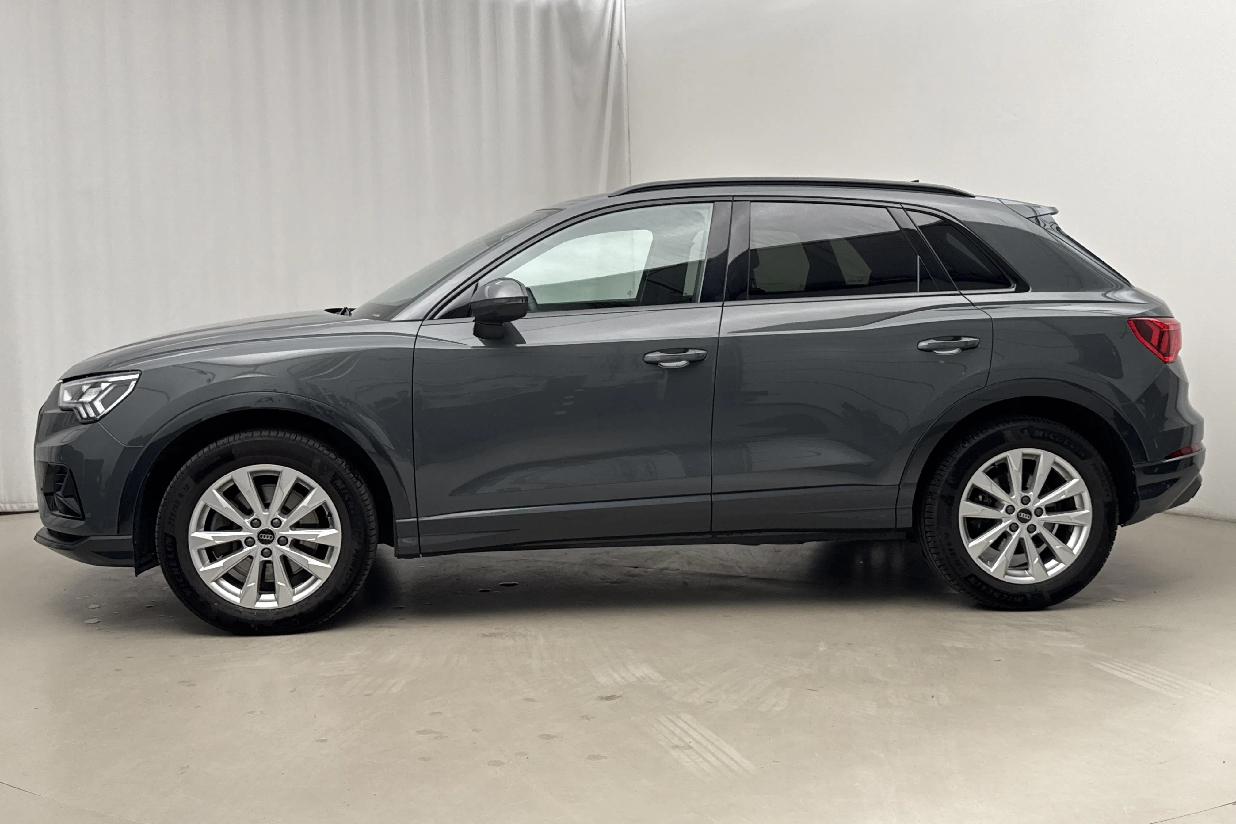 Presentationsfoto 2 av 19: Audi Q3 40 TDI quattro (200hk) - 5 795 mil - Automat - grå - 2024