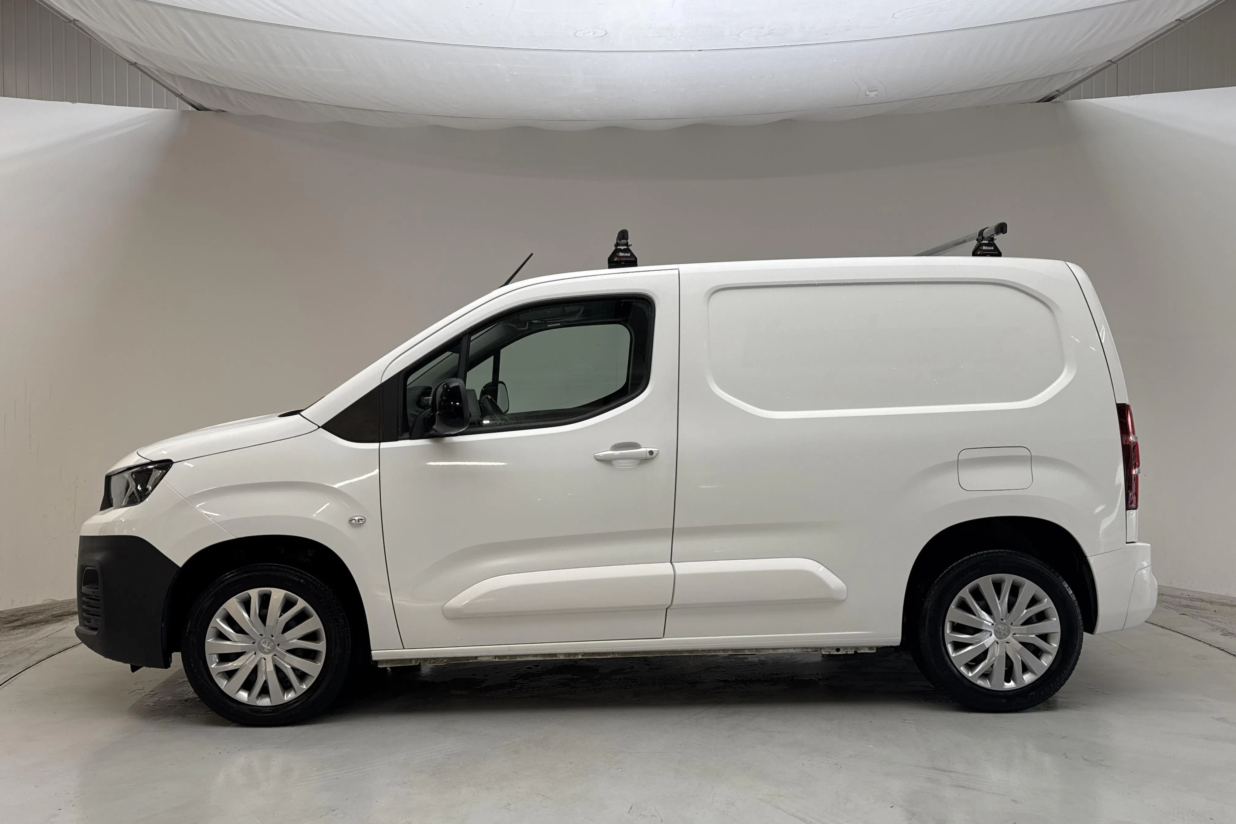 Presentationsfoto 2 av 14: Peugeot Partner 1.5 HDI Skåp (130hk) - 7 445 mil - Automat - vit - 2022