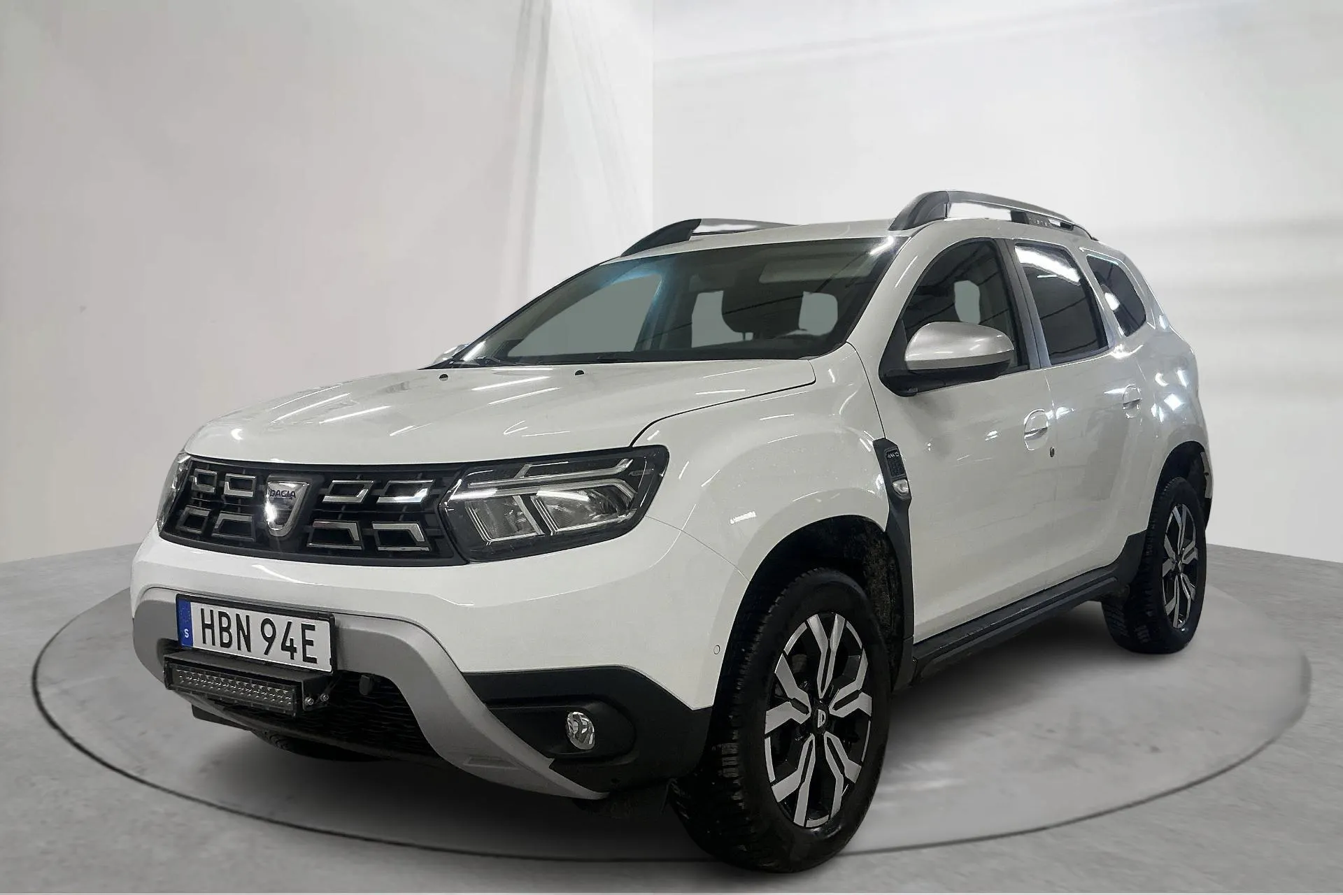 Presentationsfoto 1 av 20: Dacia Duster 1.5 dCi 4x4 (115hk) - 3 951 mil - Manuell - vit - 2023