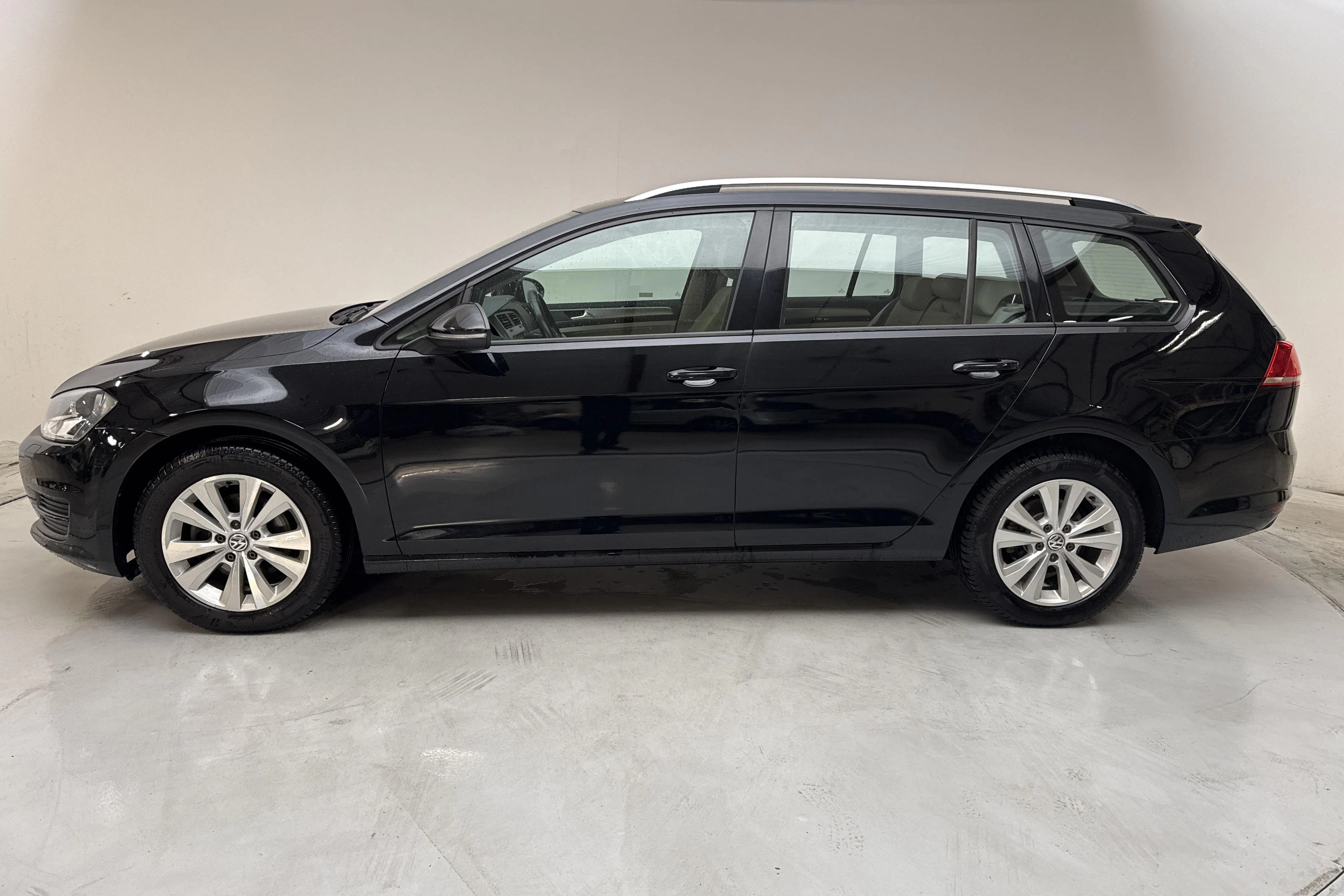 Presentationsfoto 2 av 14: VW Golf VII 1.6 TDI BlueMotion Technology Sportscombi 4Motion (105hk) - 15 910 mil - Manuell - svart - 2015