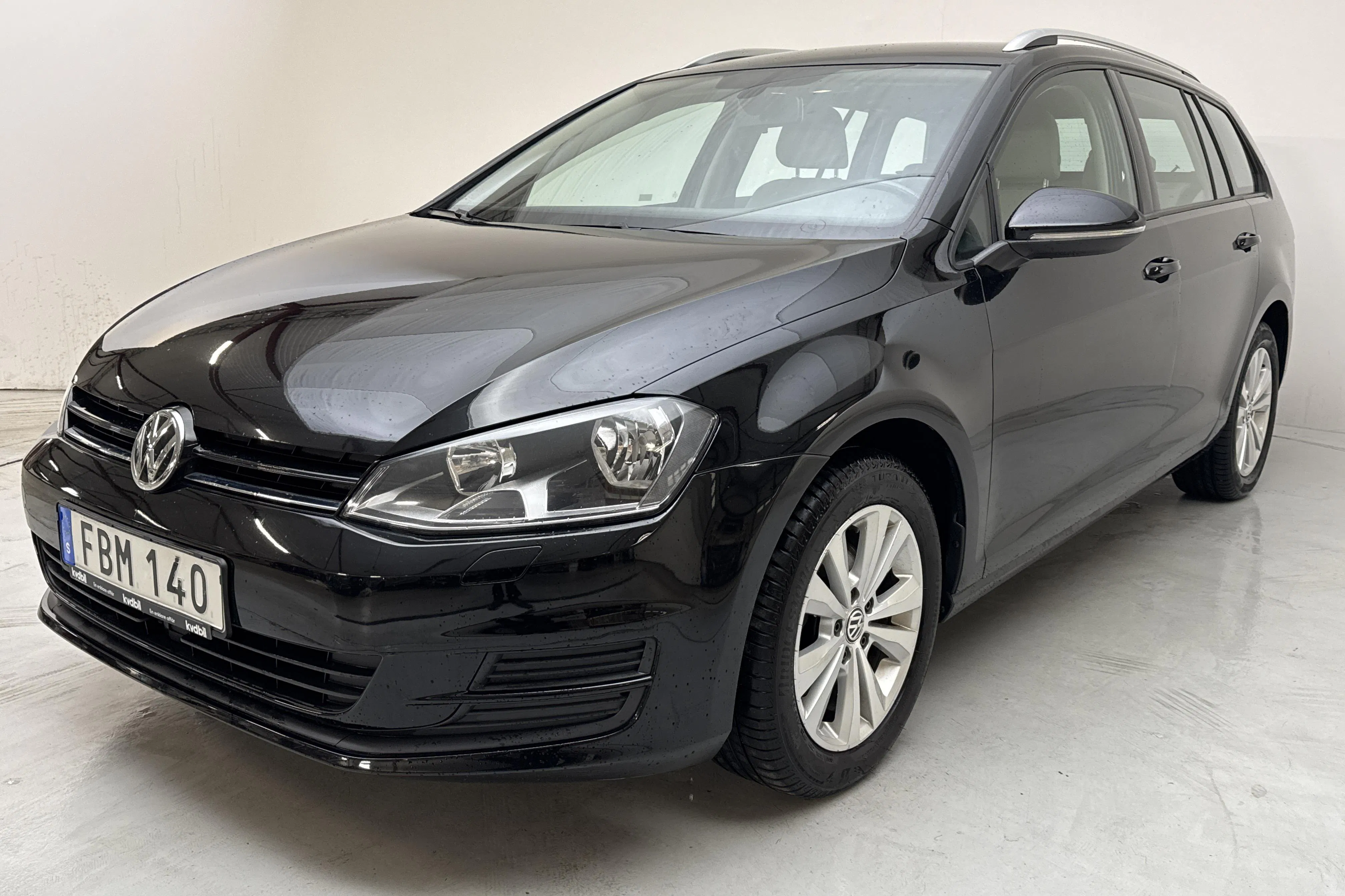 Presentationsfoto 1 av 14: VW Golf VII 1.6 TDI BlueMotion Technology Sportscombi 4Motion (105hk) - 15 910 mil - Manuell - svart - 2015