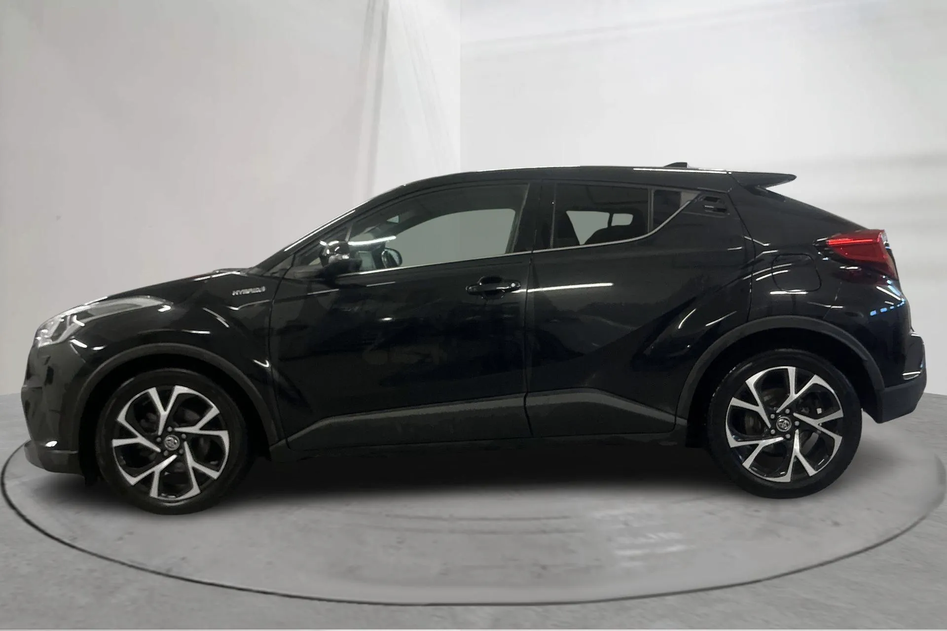 Presentationsfoto 2 av 19: Toyota C-HR 1.8 HSD (122hk) - 6 760 mil - Automat - svart - 2019